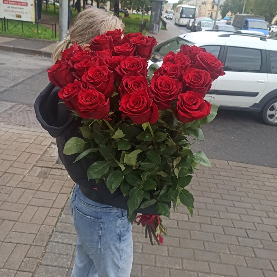 25 красных роз   "Фридом" 80 см