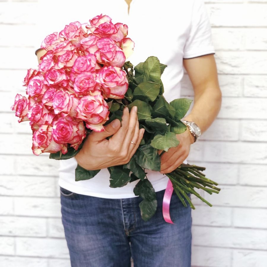 25 бело-розовые розы "Карусель"
