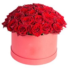 35 красных роз в шляпной коробке