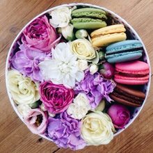 Пирожные Макарони в коробочке с цветами