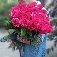 25 ярко розовых роз "Пинк Флойд" 40 - 80 см