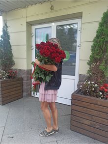 31 роза 110 см красная Эксплорер