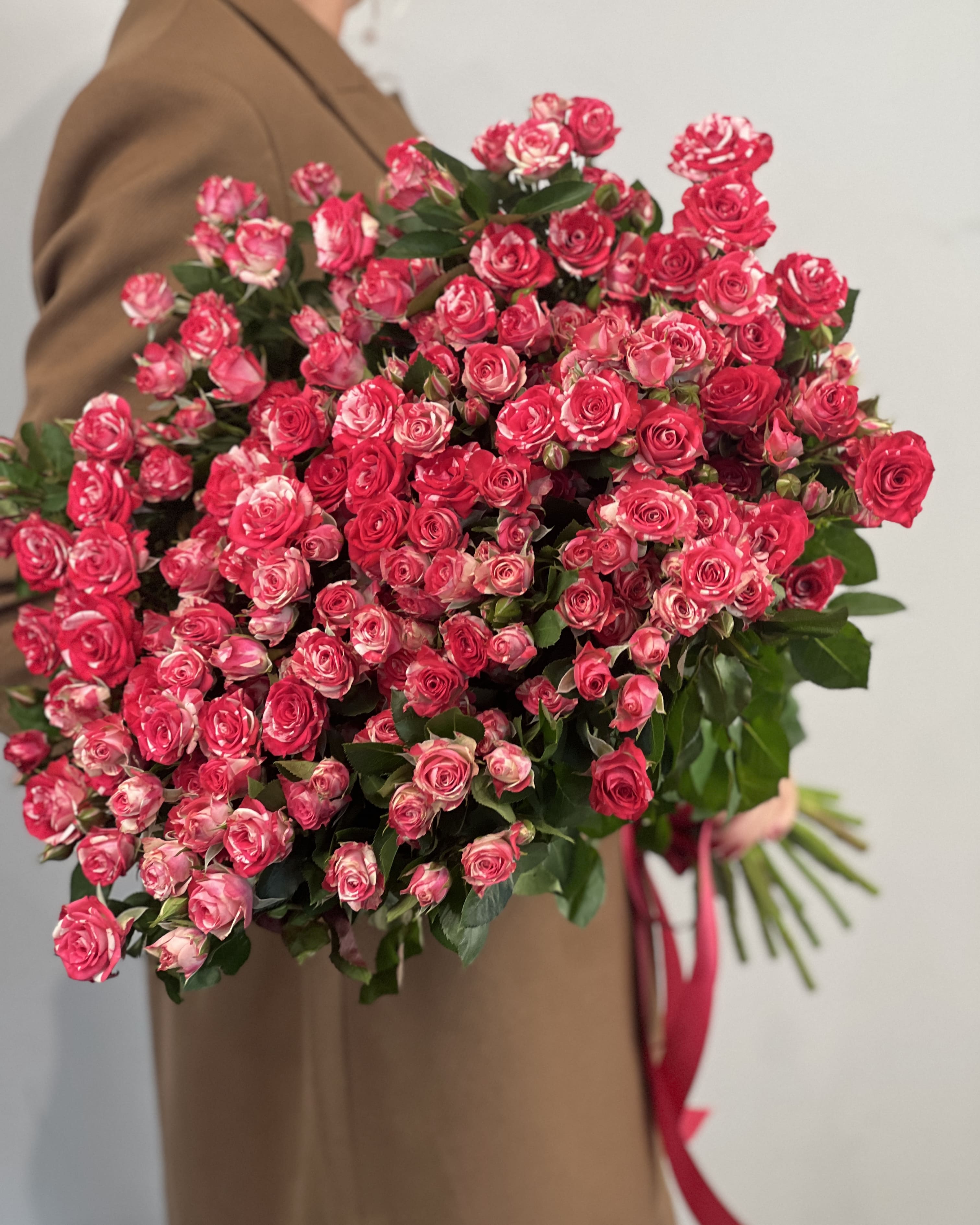 Букет 25 кустовых роз Фаерворкс Купить букет из 25 кустовых роз Фаерворкс (Fireworks) в СПб