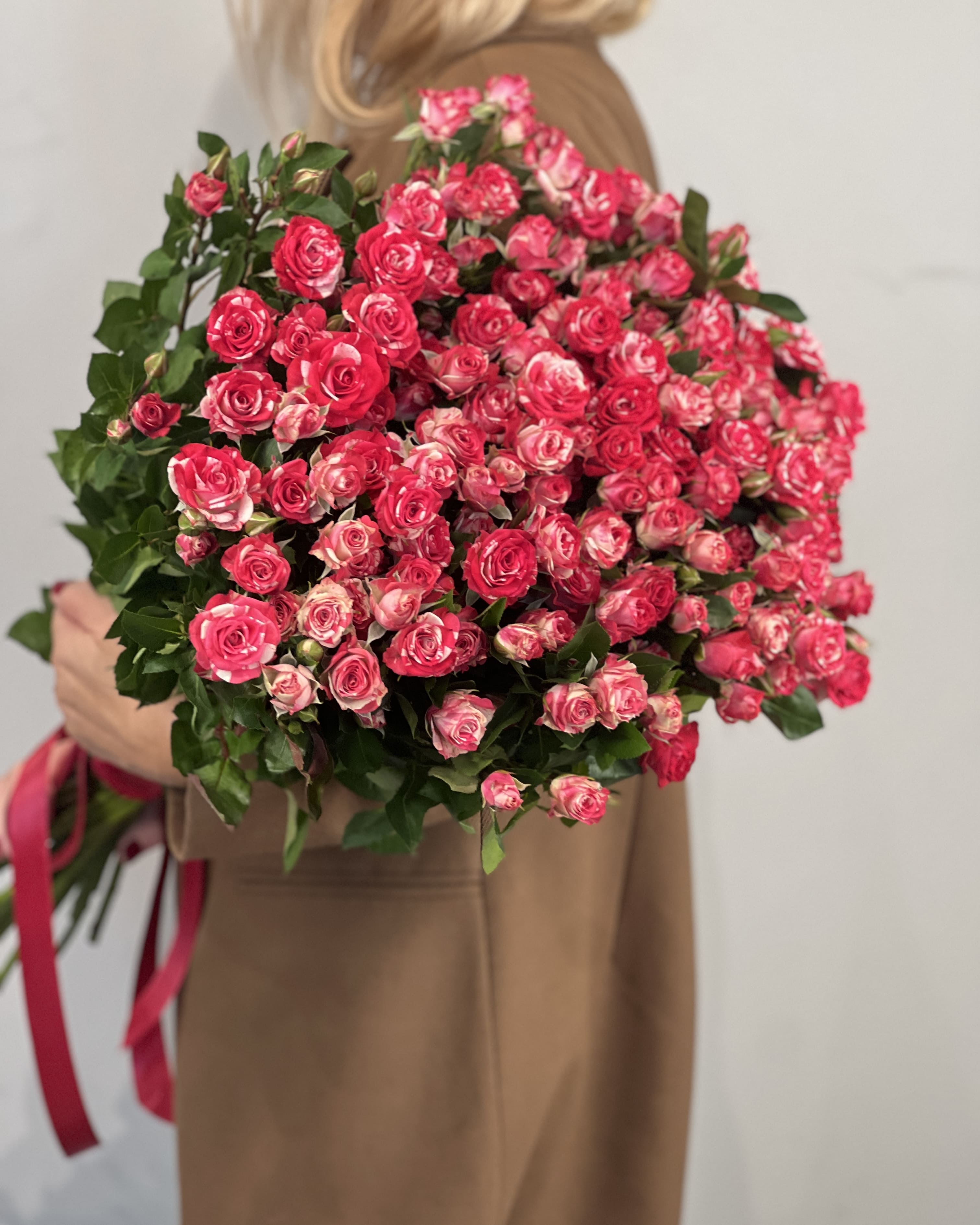 Готовый букет 25 роз Фаерворкс с доставкой по Санкт-Петербургу