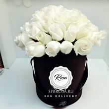 фото 25 белых роз в шляпной коробке 