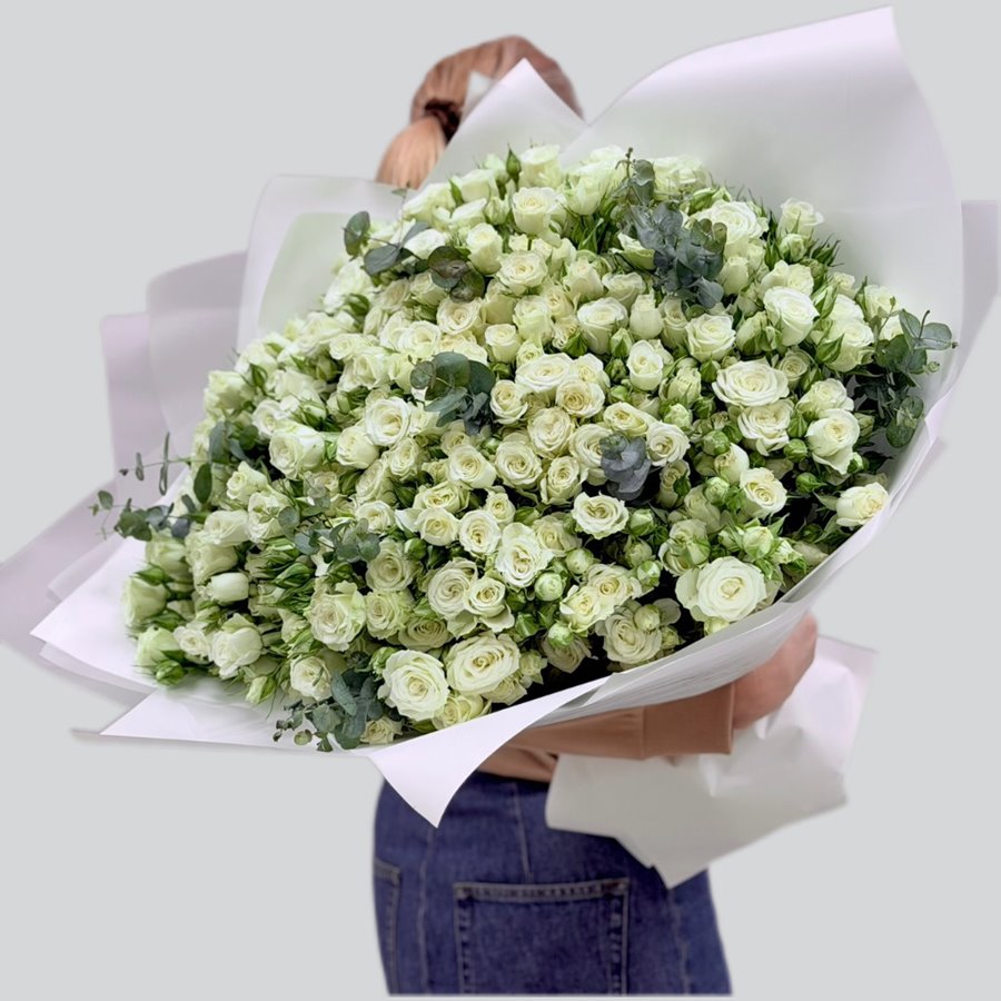 51 роза белая кустовая с эвкалиптом