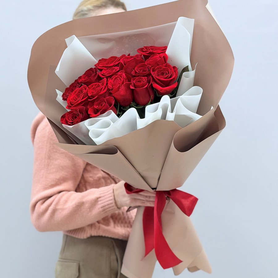 15 красных роз Фридом в упаковке