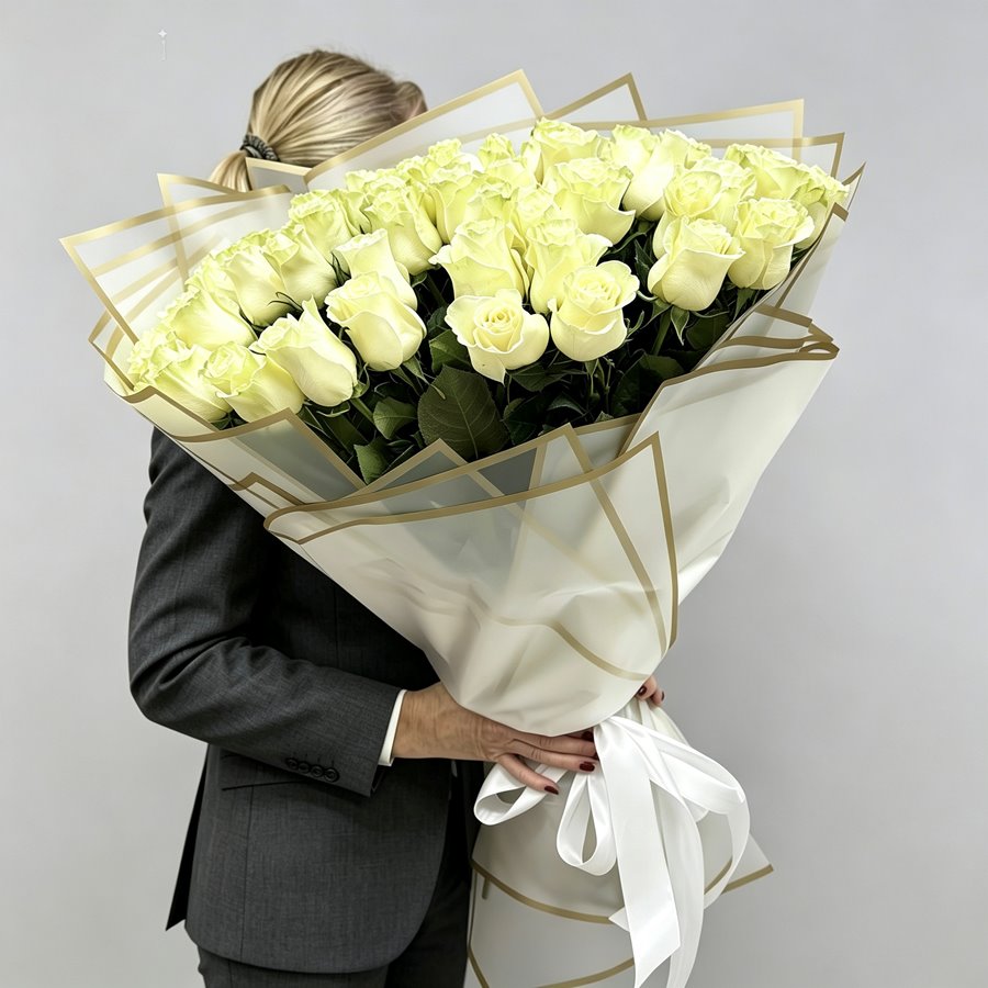 51 роза белая 80 см в дизайнерской упаковке
