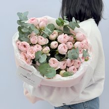 11 пионовидных кустовых роз Мэнсфилд Парк с эвкалиптом