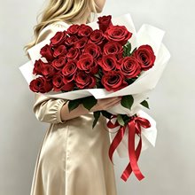 25 красных роз Freedom в упаковке