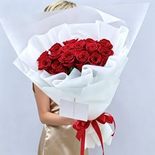 15 красных роз Фридом в упаковке