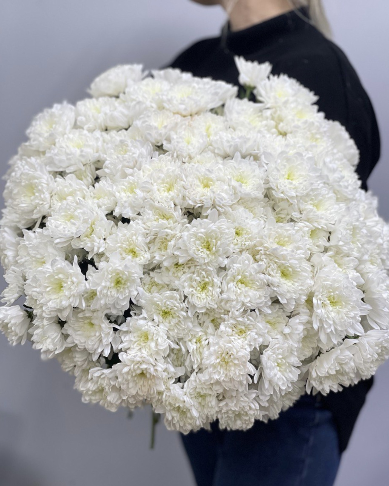 Букет из 25 хризантем Балтика - белоснежная композиция в Санкт-Петербурге