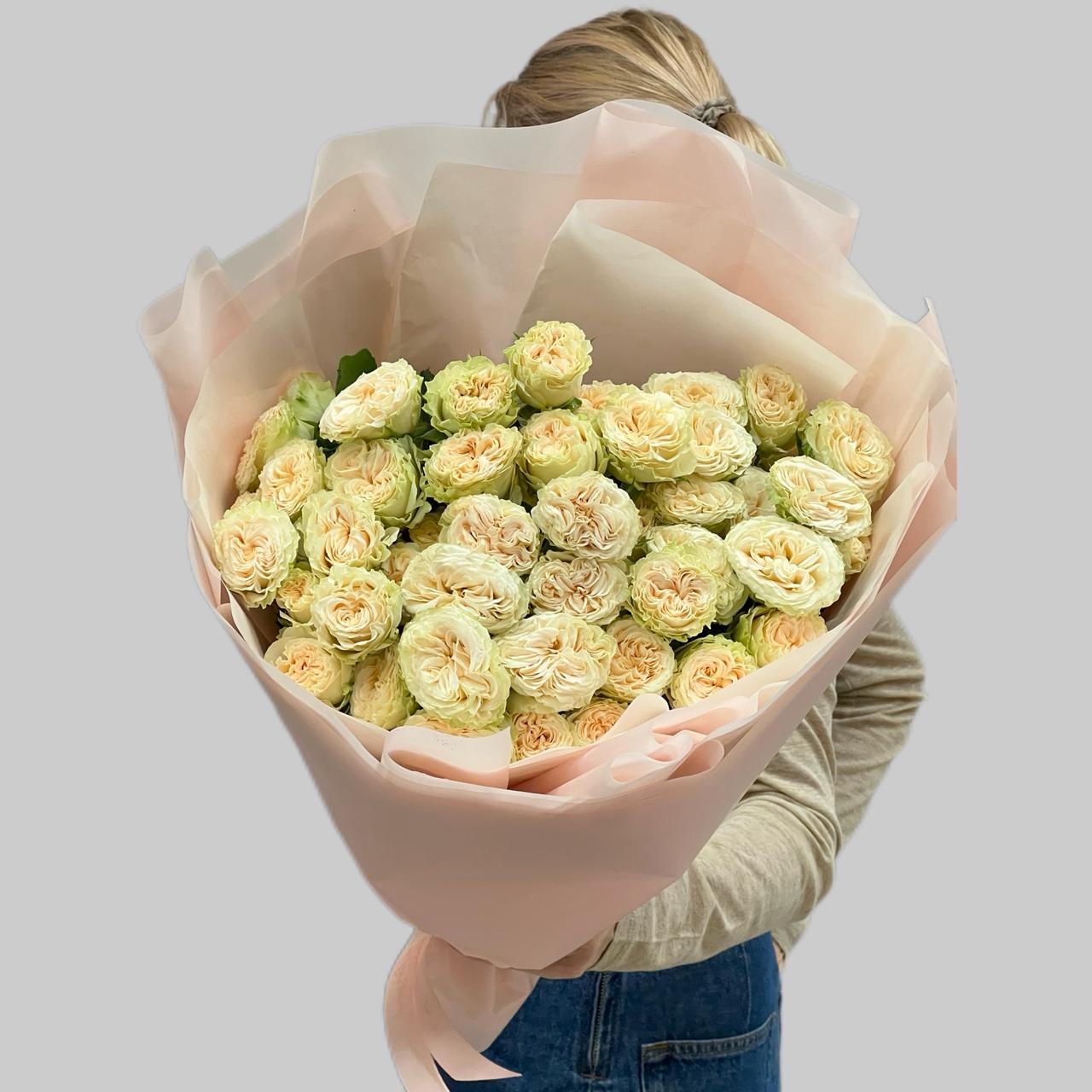 Букет из 11 пионовидных роз сорта Саммер Роуз нежного кремового цвета