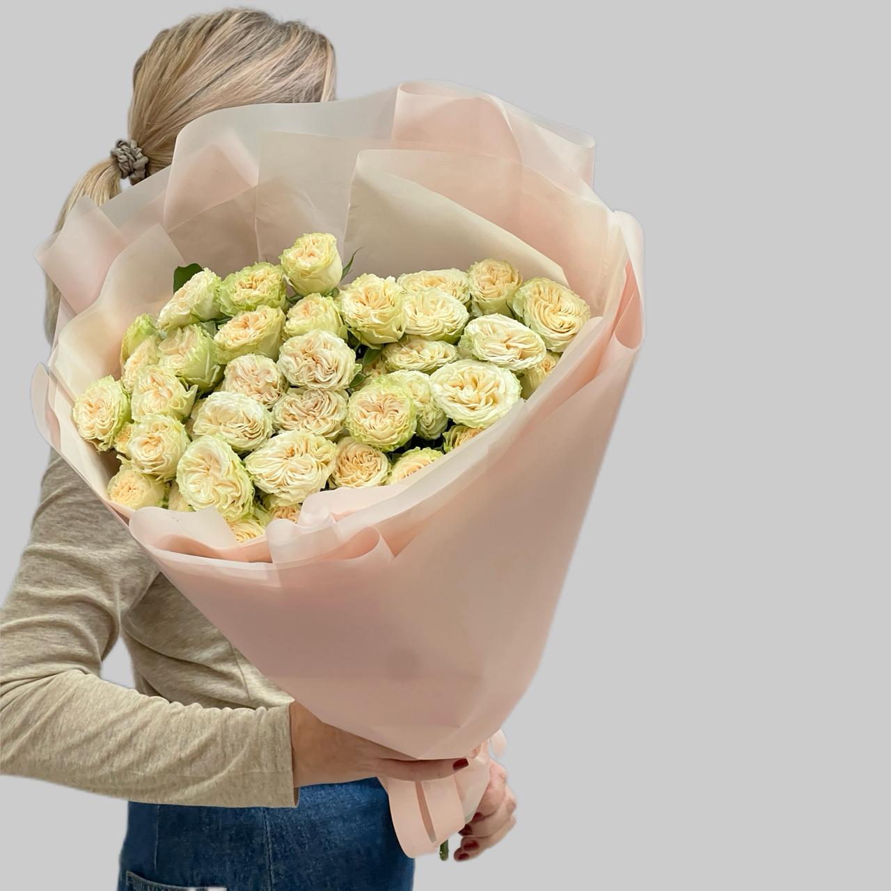 Букет в упаковке 11 пионовидных роз саммер роуз 