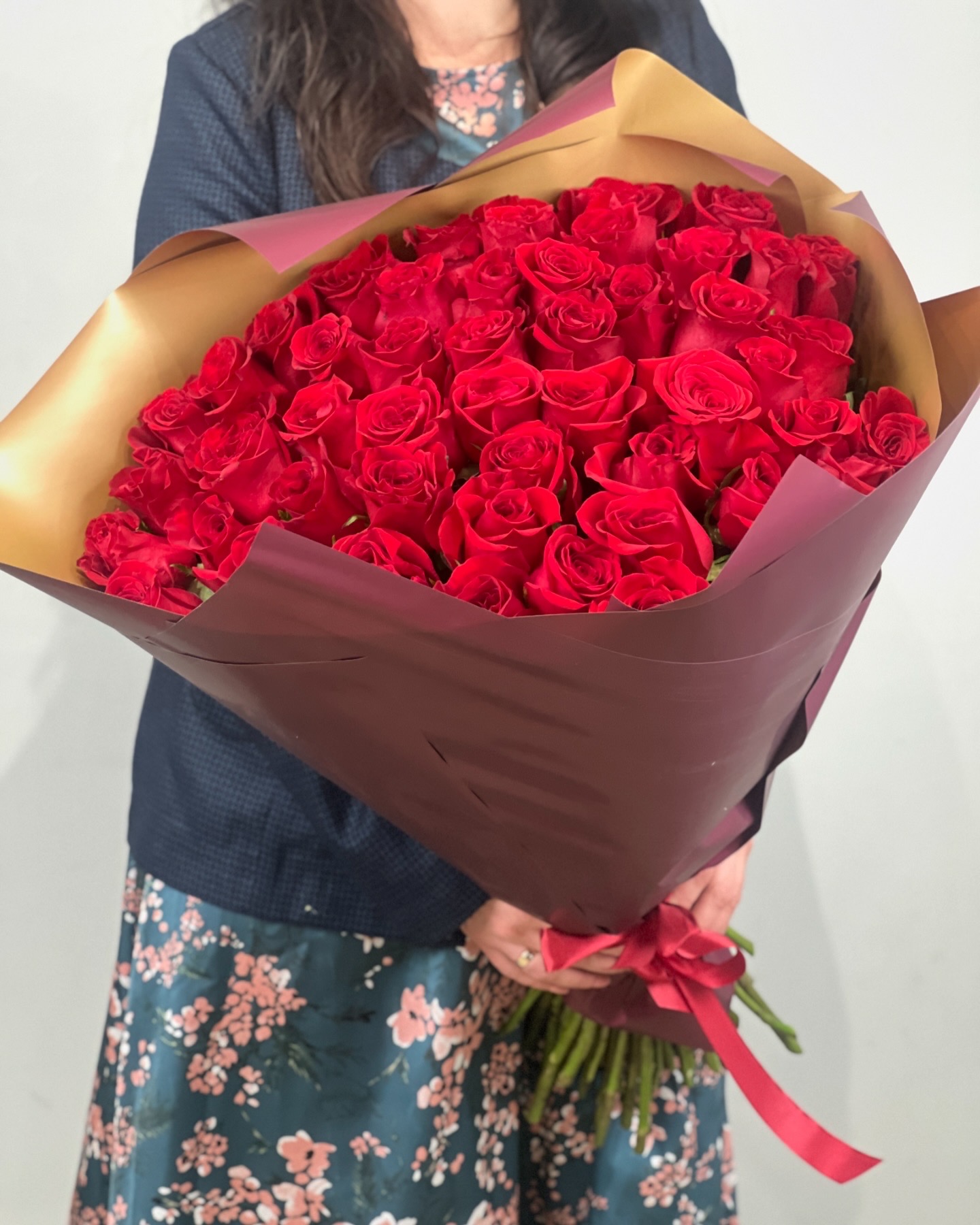 Боковой вид букета из 51 розы