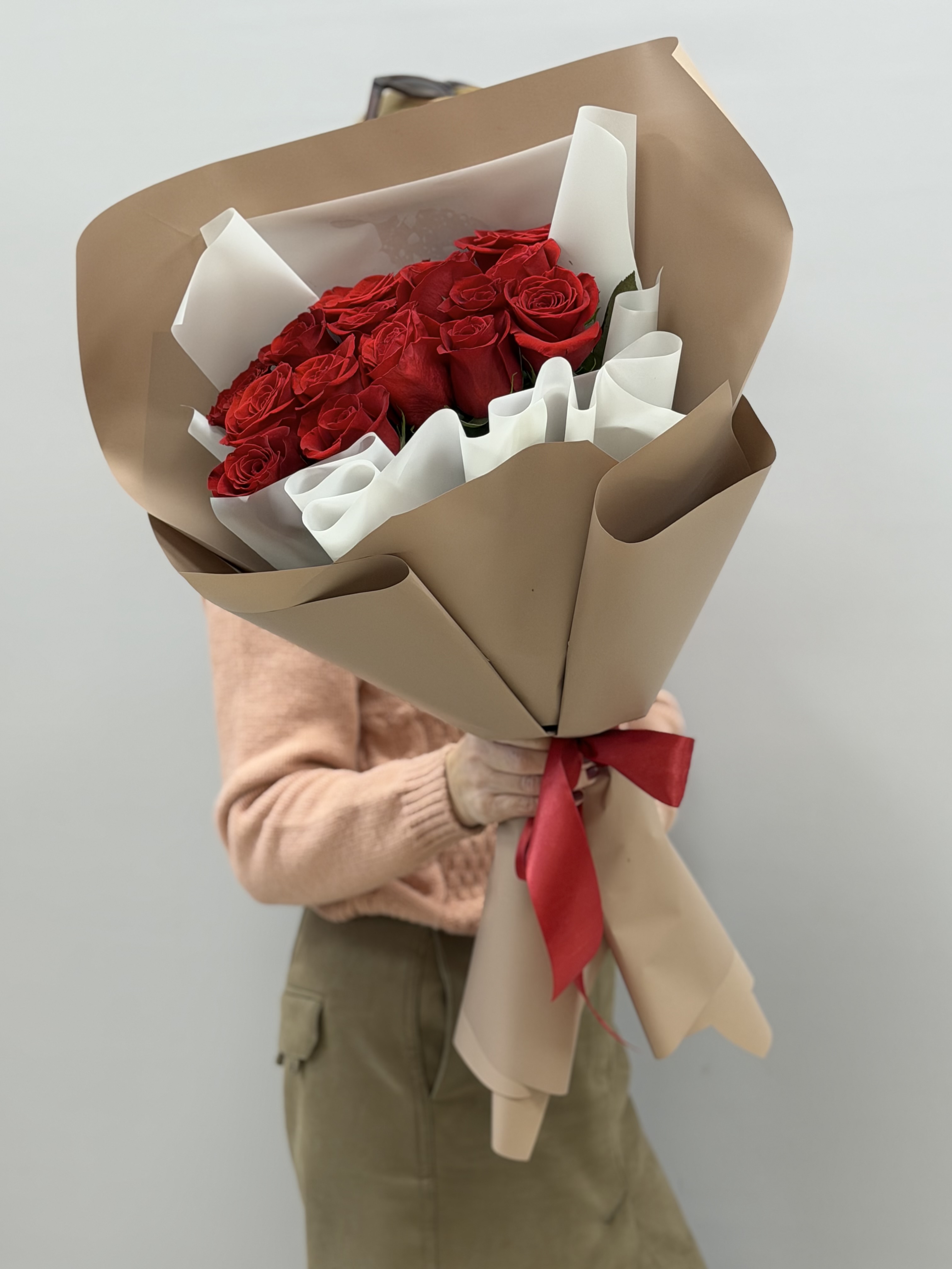 15 красных роз Фридом в упаковке общий вид