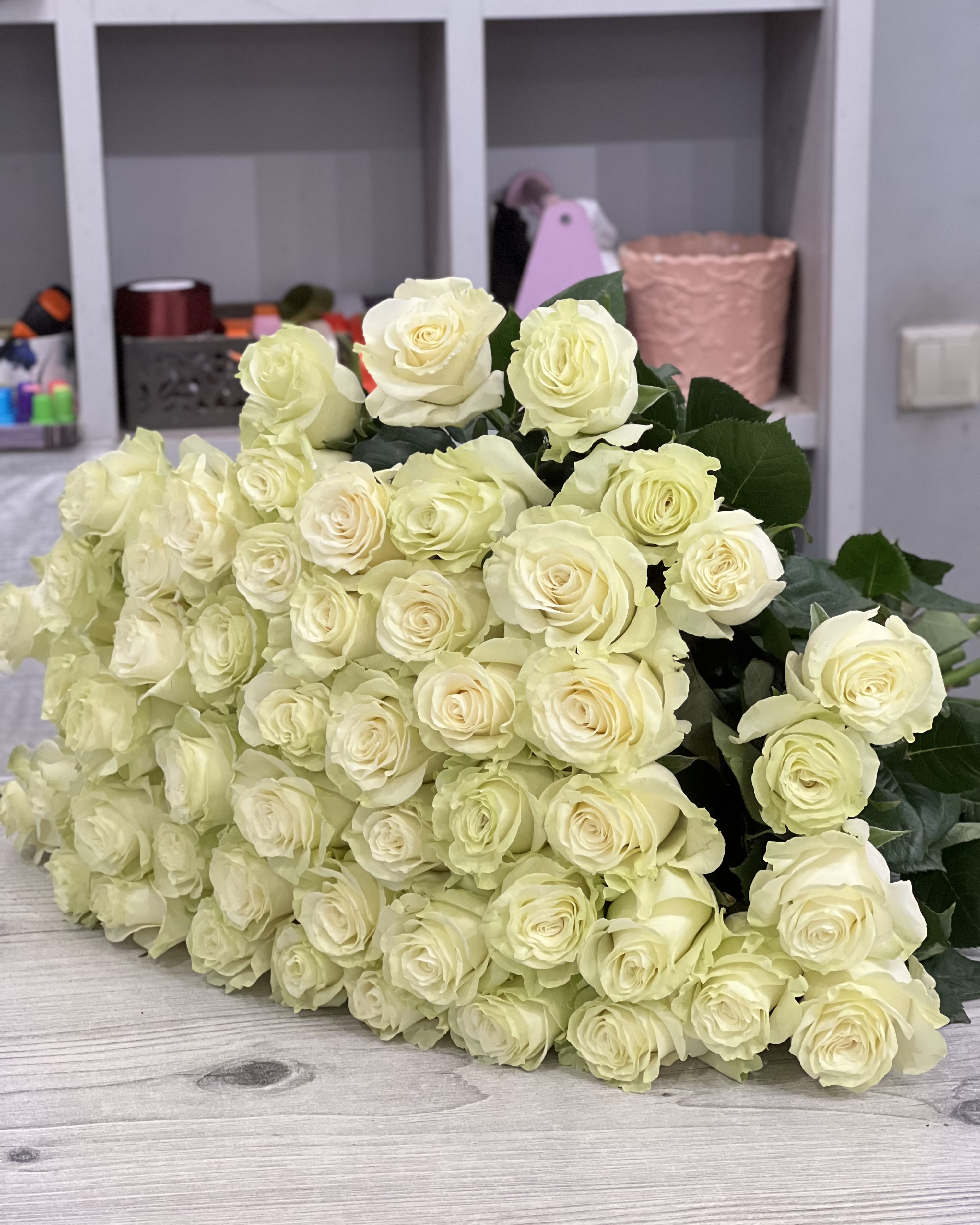 Белые розы в интерьере