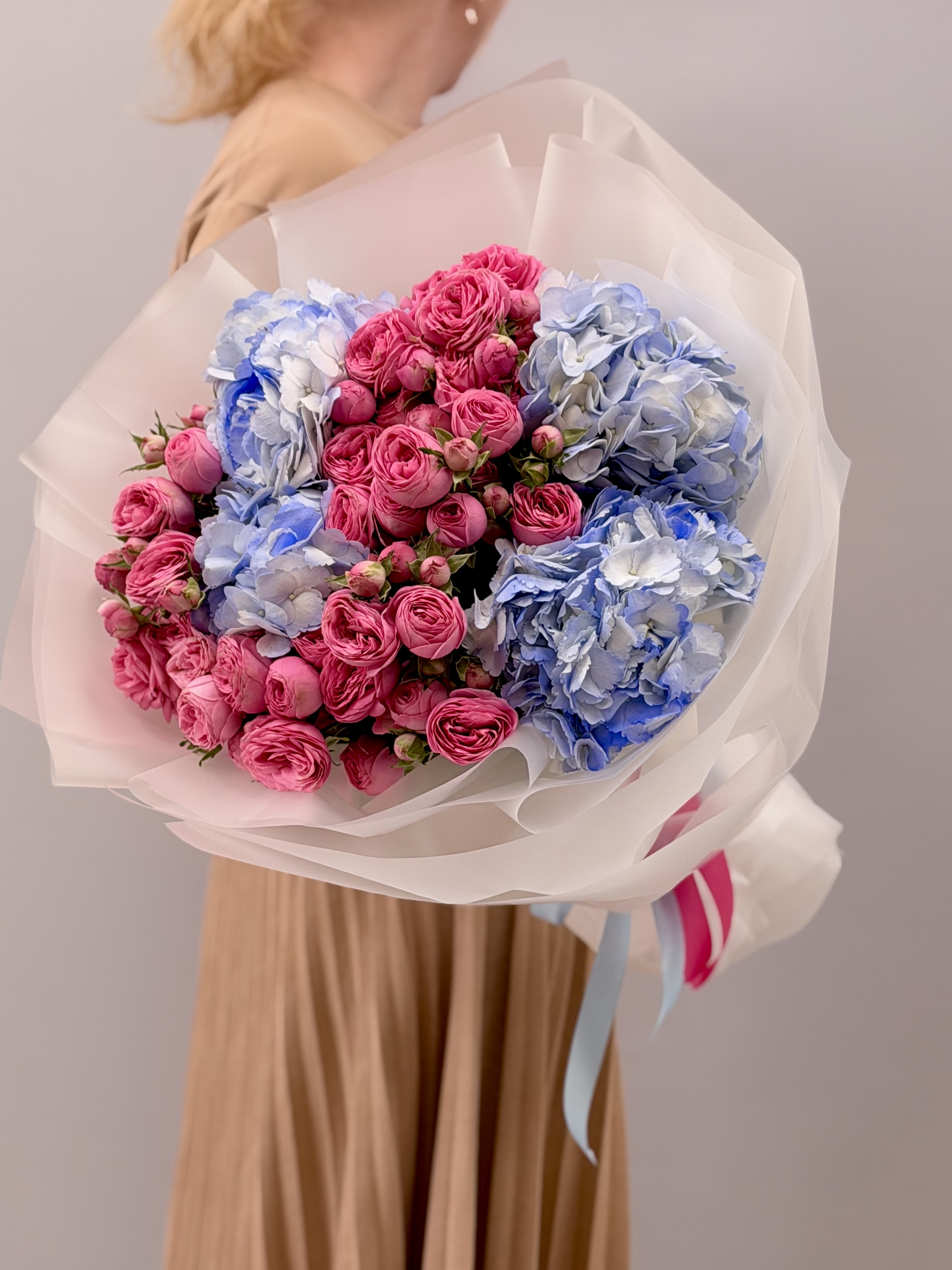 Пионовидная роза Жизель крупно