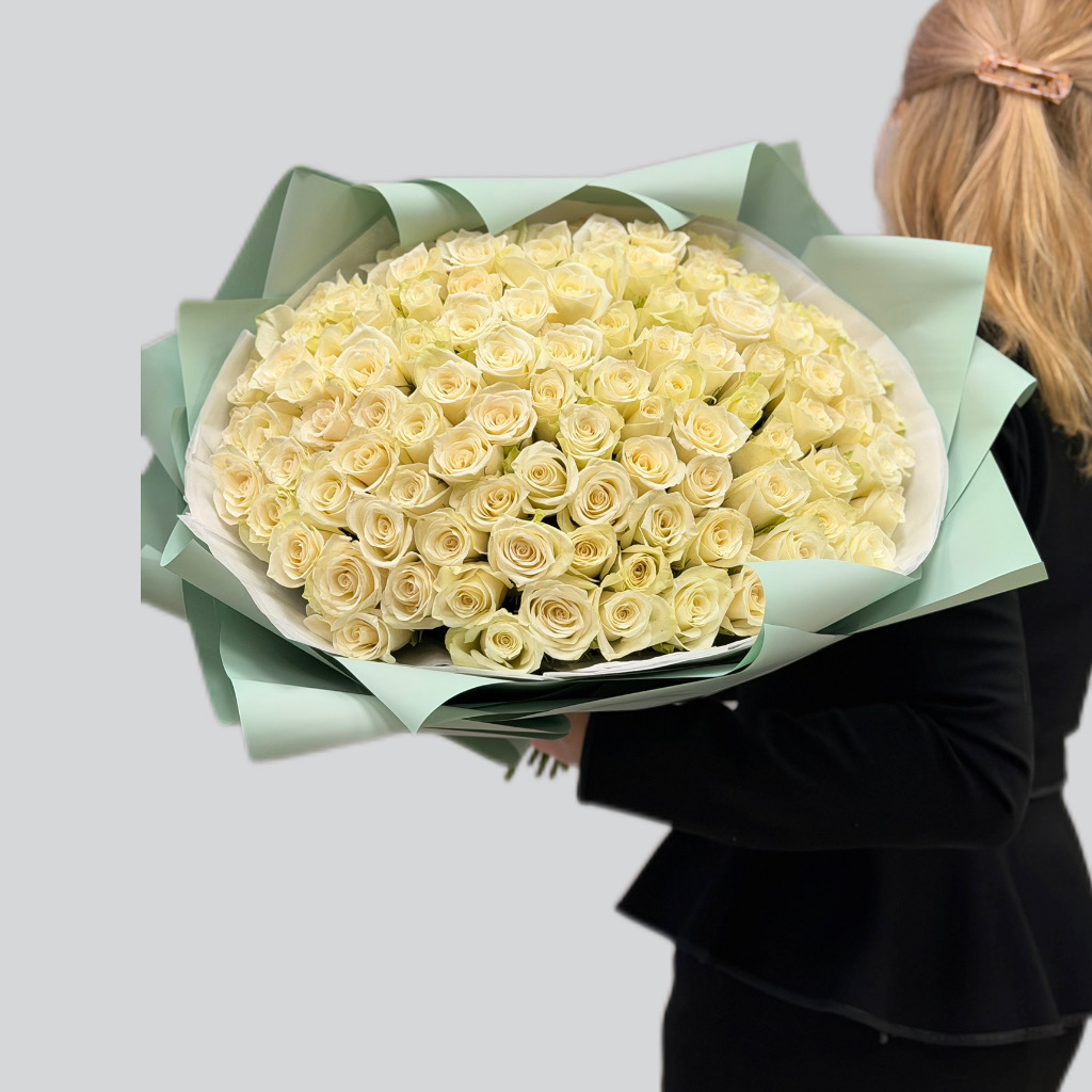Букет из 101 белой розы общий вид