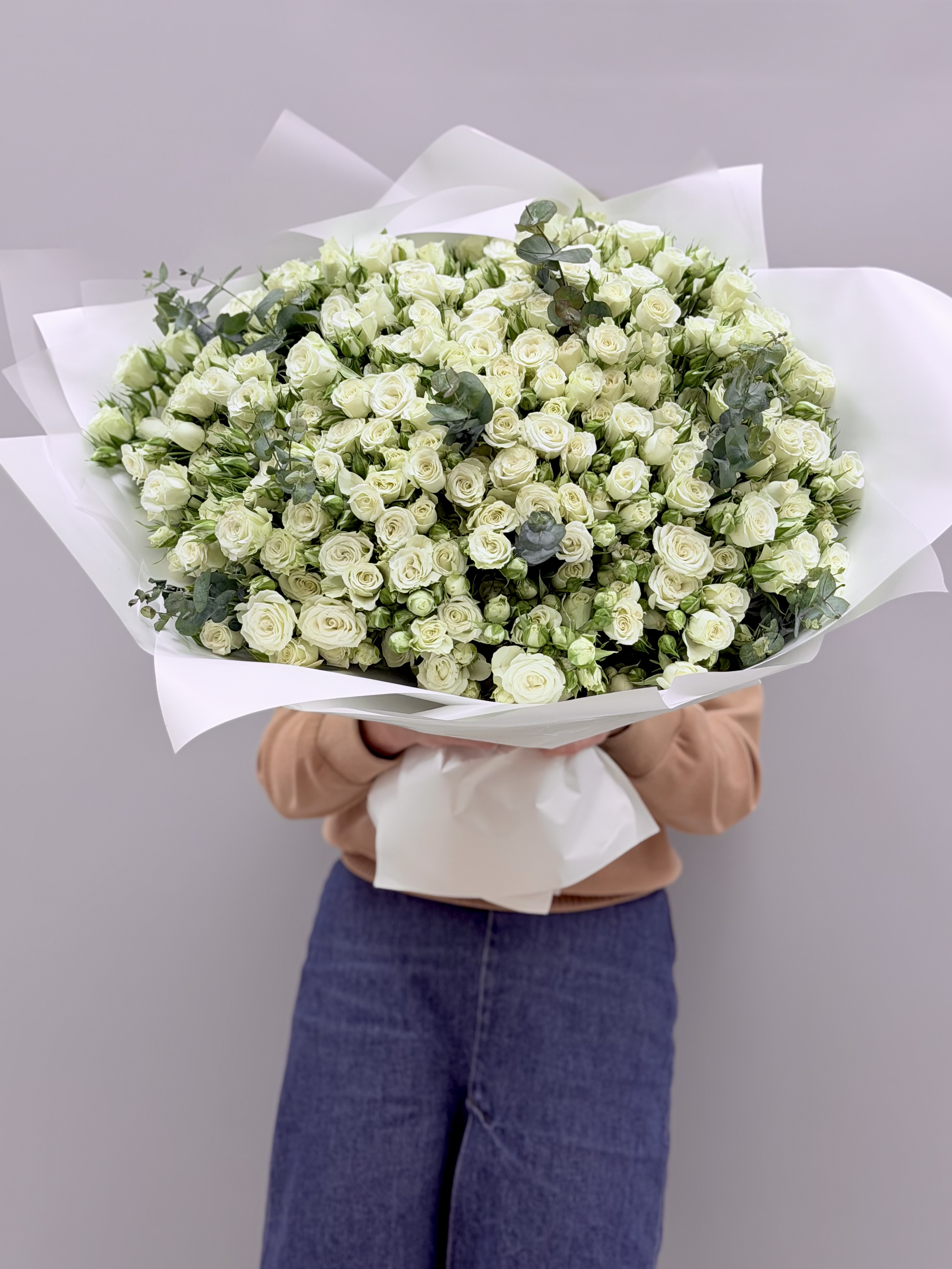 Белая кустовая роза крупно