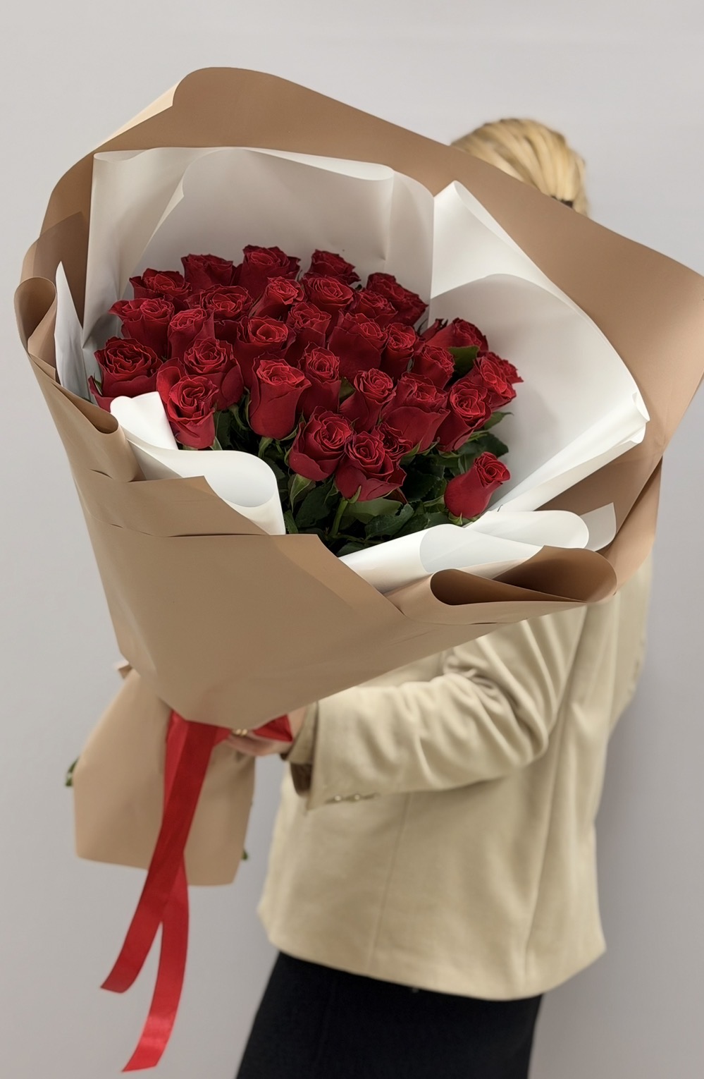 Красная роза крупным планом