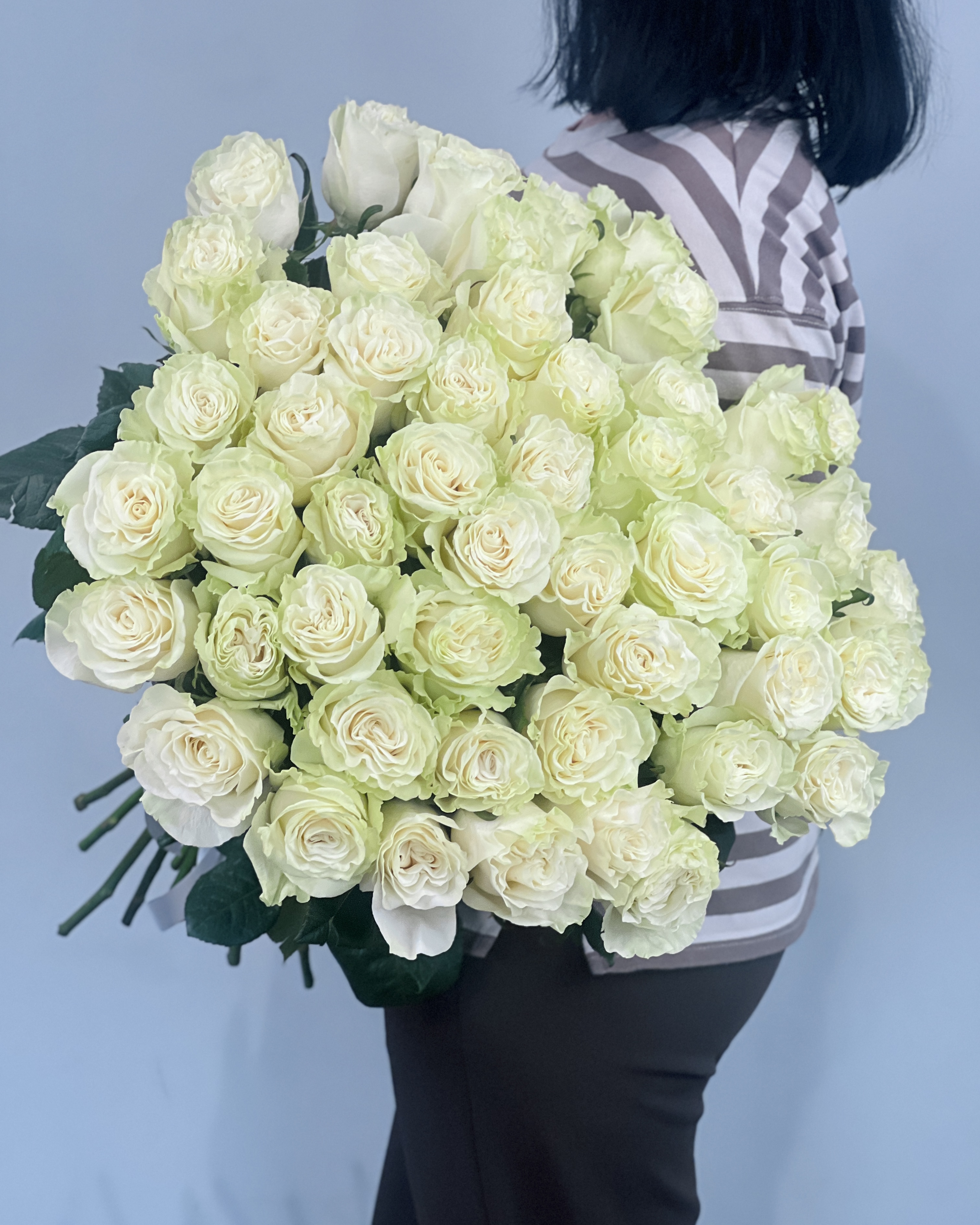 Букет из 51 белой розы - вид спереди