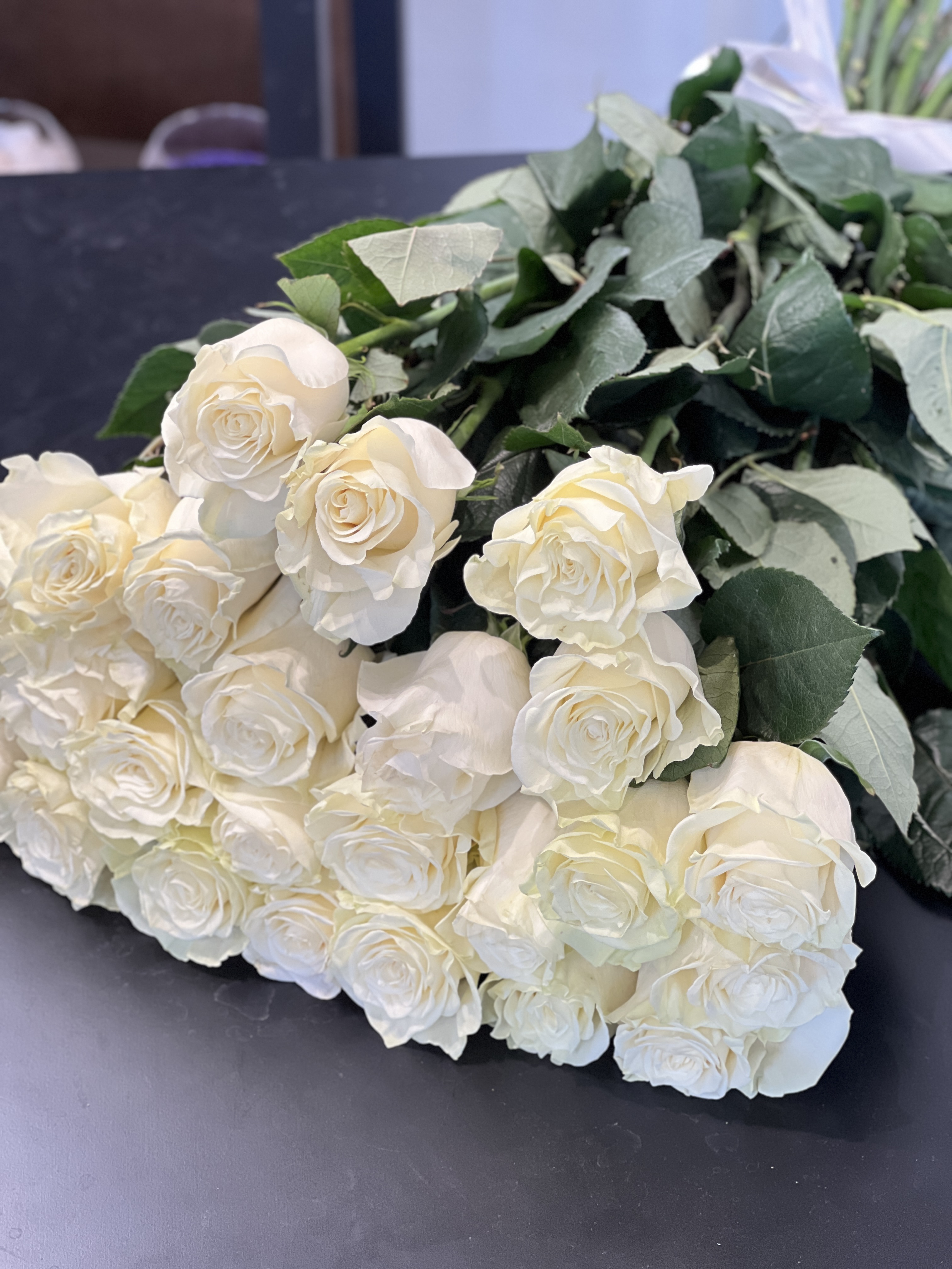 Букет из 25 белых роз сорта Мондиаль 50 см из Эквадора