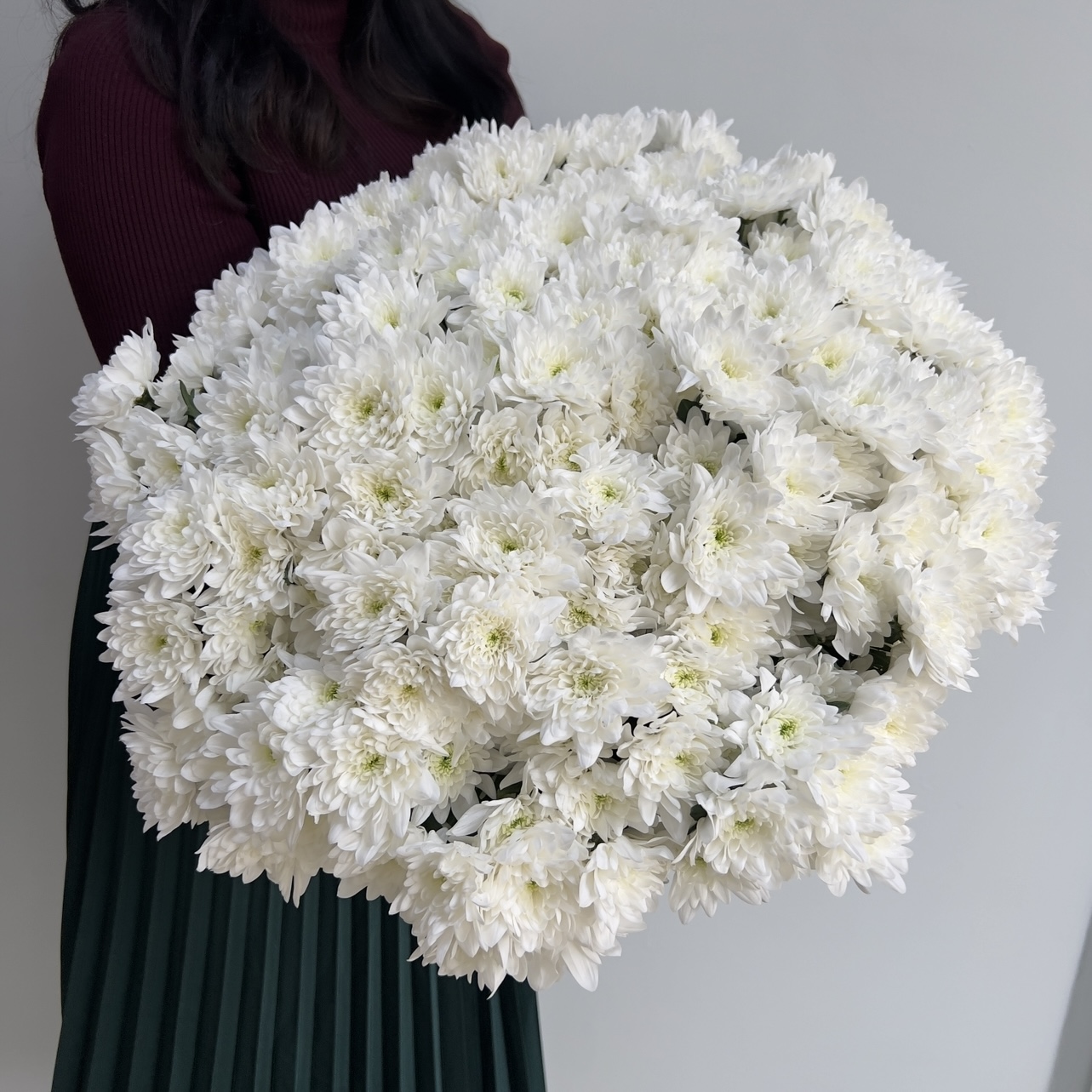 Букет хризантем Балтика в Санкт-Петербурге - боковой ракурс