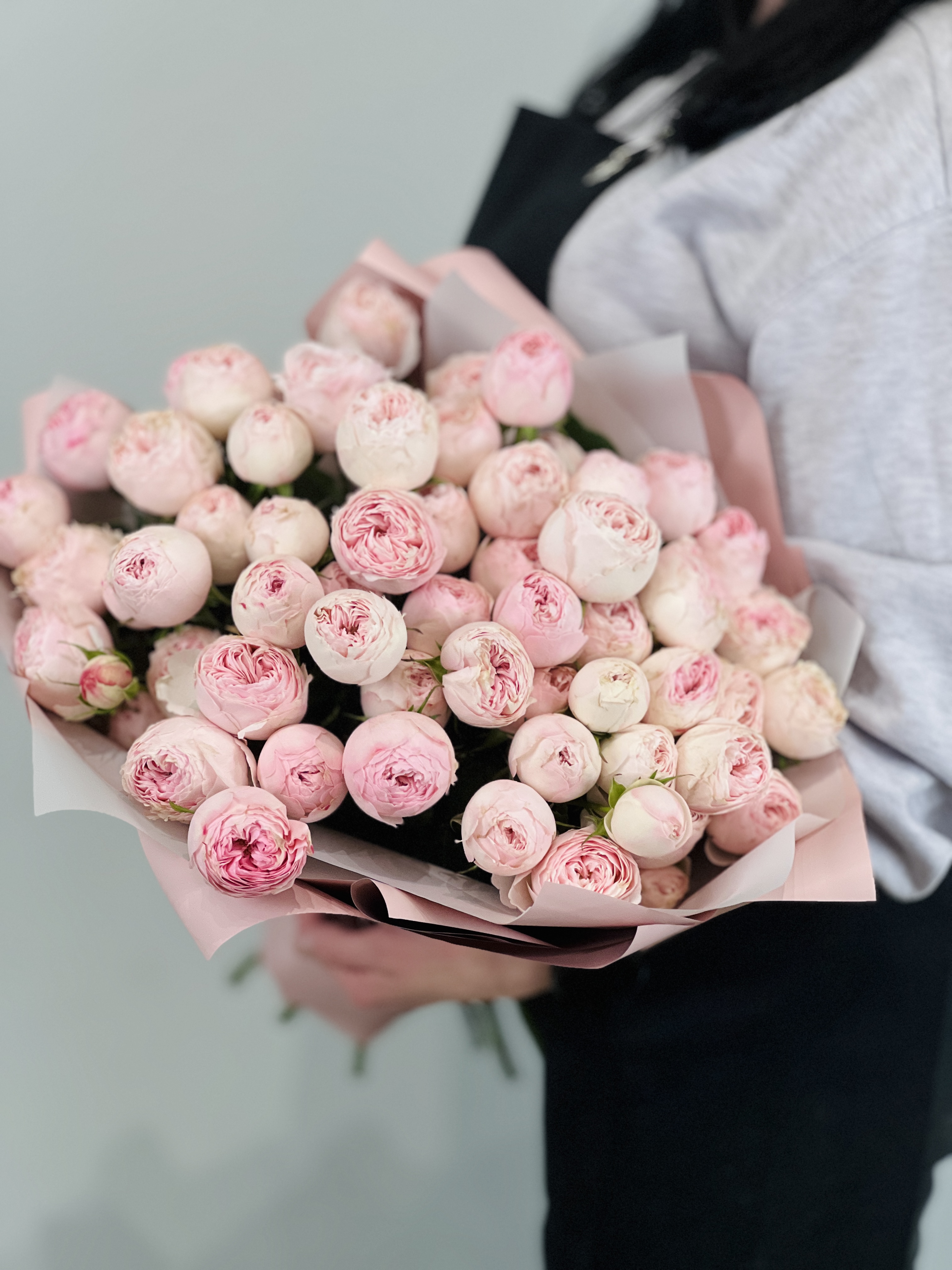 Пионовидные розы Мэнсфилд Парк с открыткой