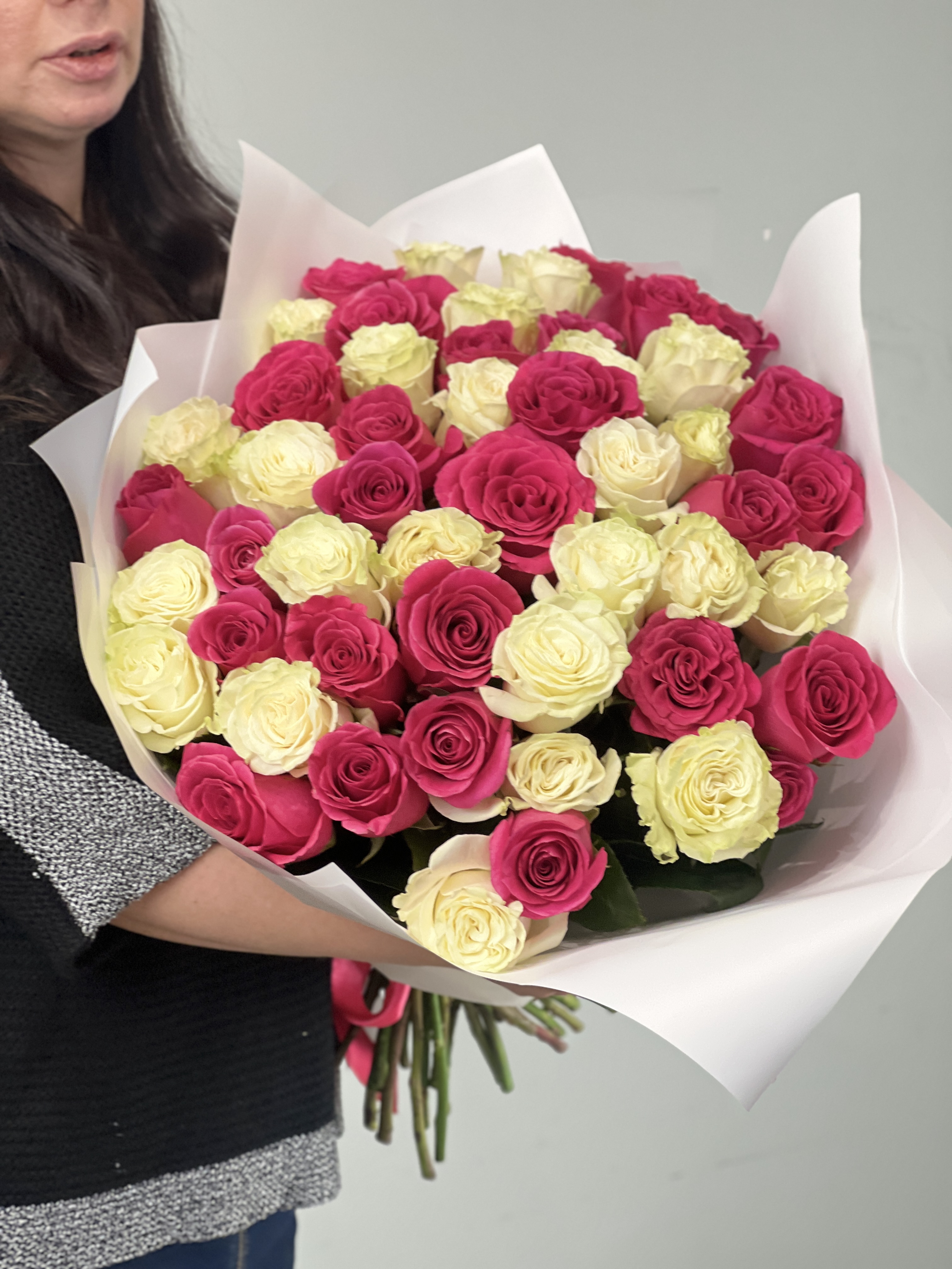 51 роза Микс в упаковке
