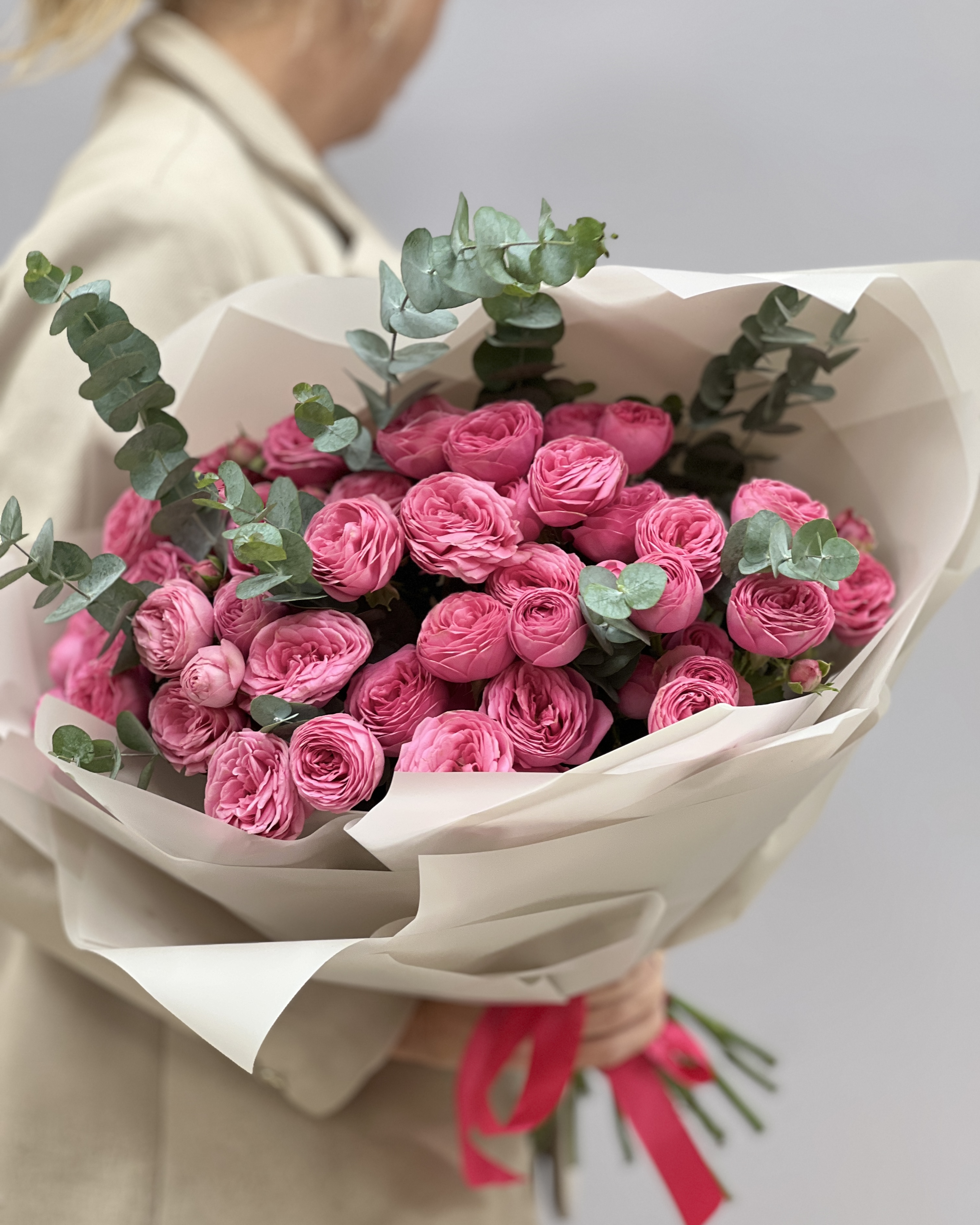 Букет из 11 пионовидных роз Жизель с эвкалиптом