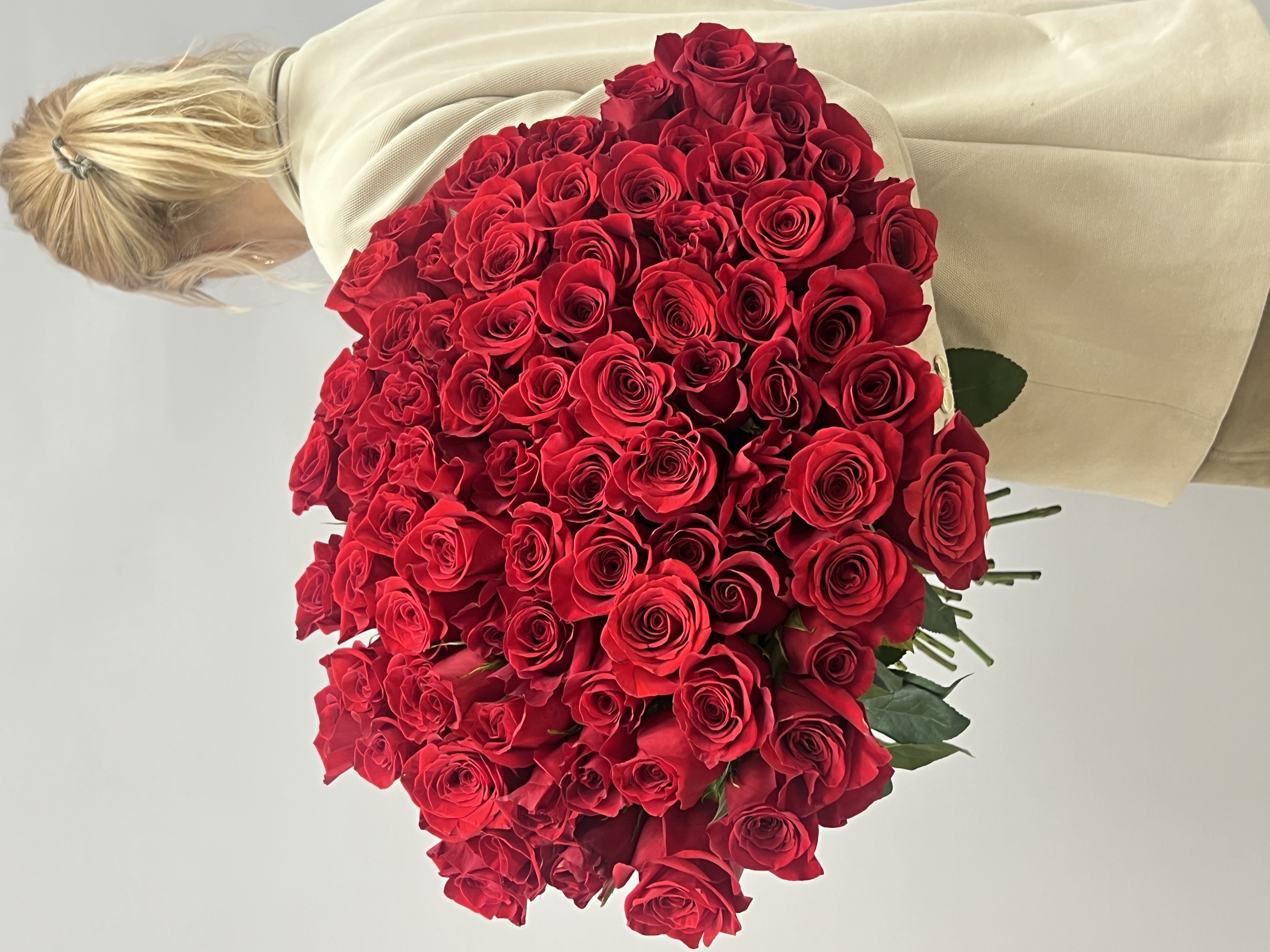 75 красных роз Фридом 60 см Эквадор - роскошный букет с крупными бутонами