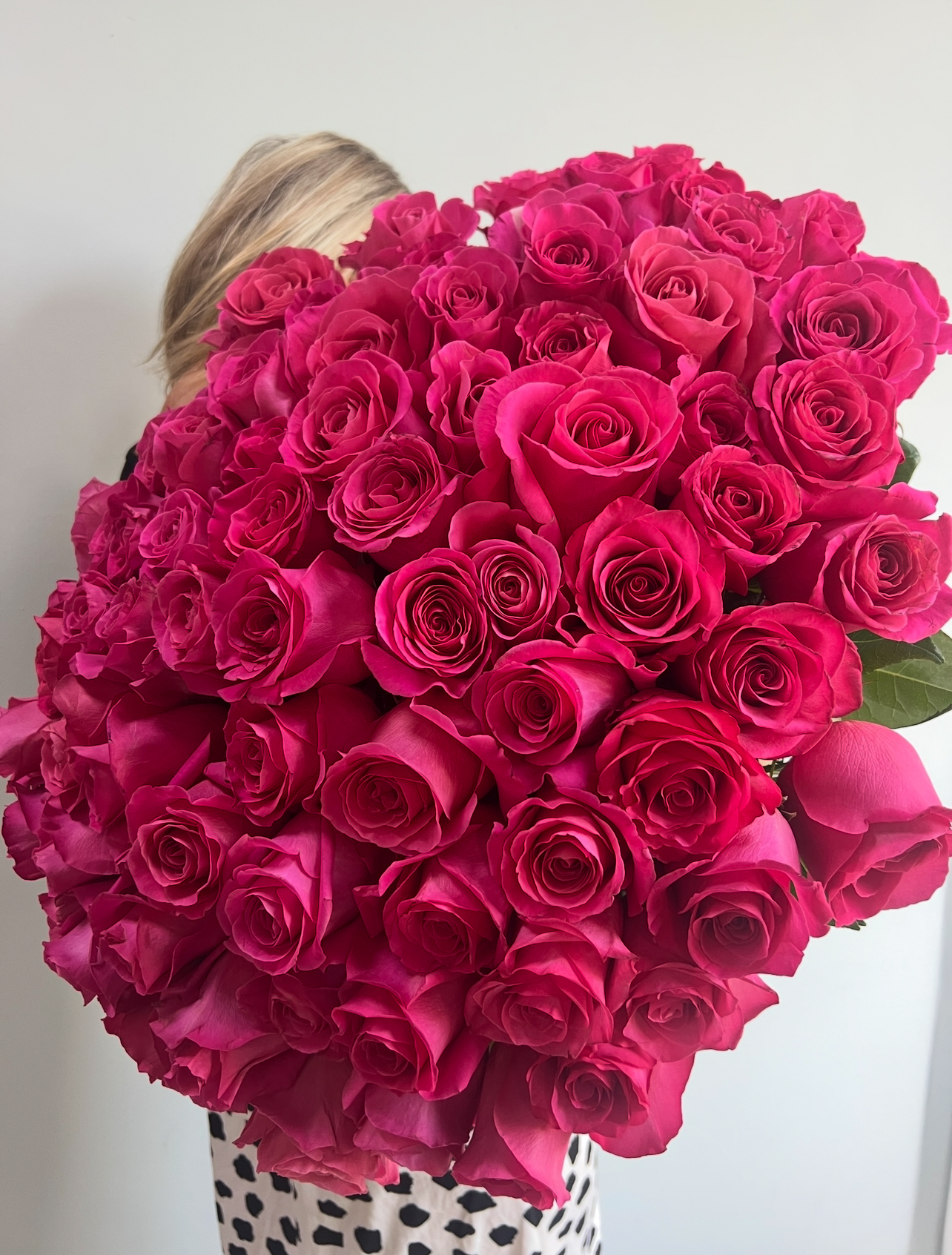 75 розовых роз Пинк Флойд 60 см - яркий неоново-розовый букет