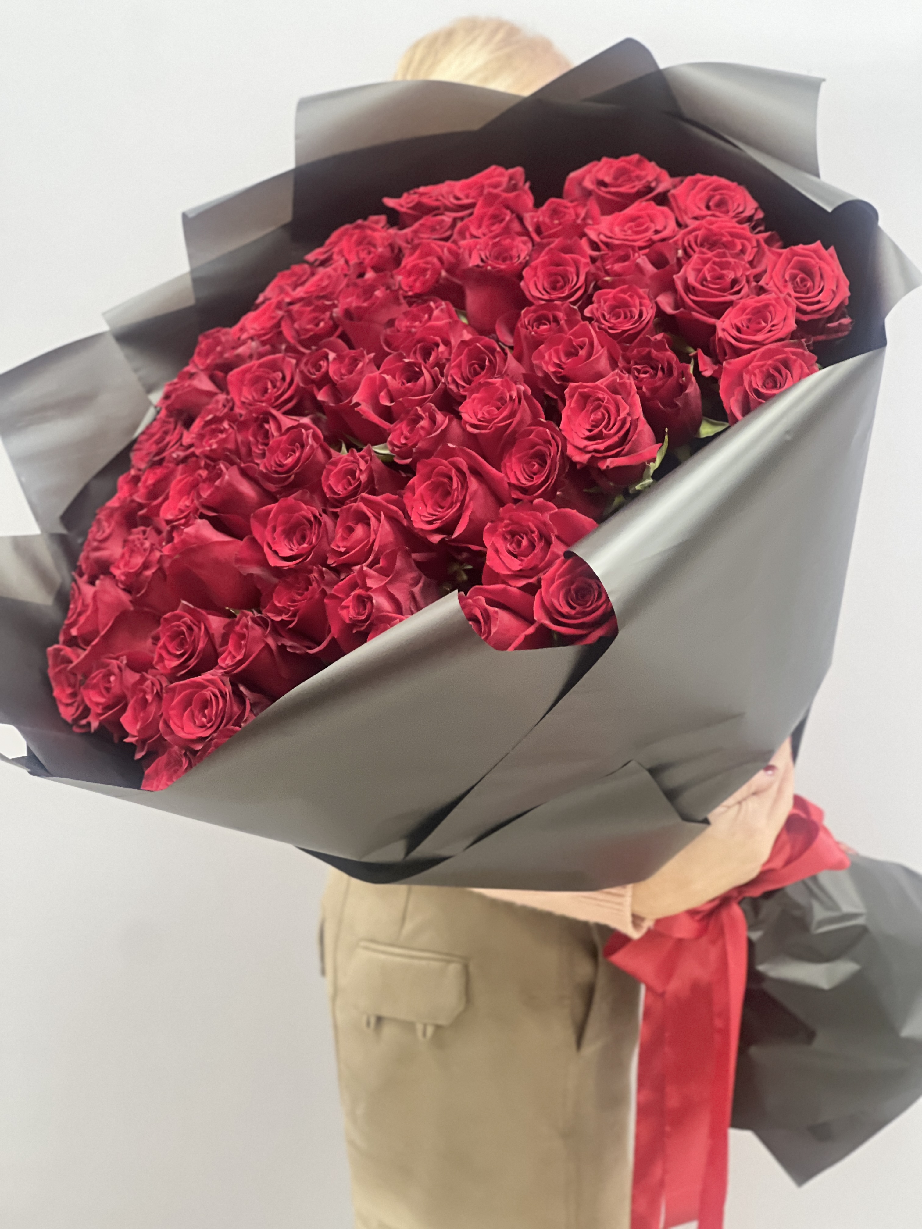 75 красных роз под лентой