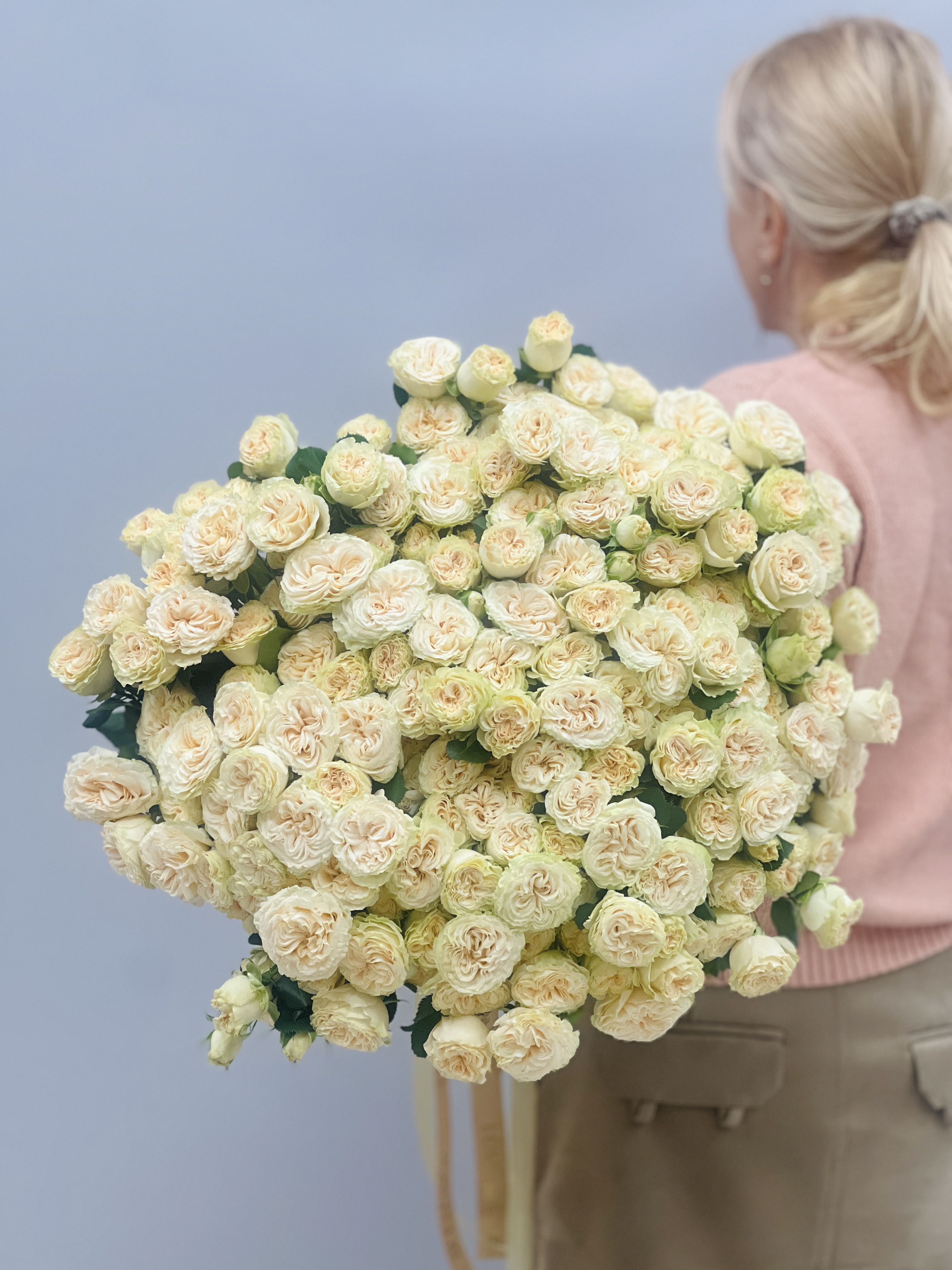 35 пионовидных роз Саммер Роуз - общий вид в руках