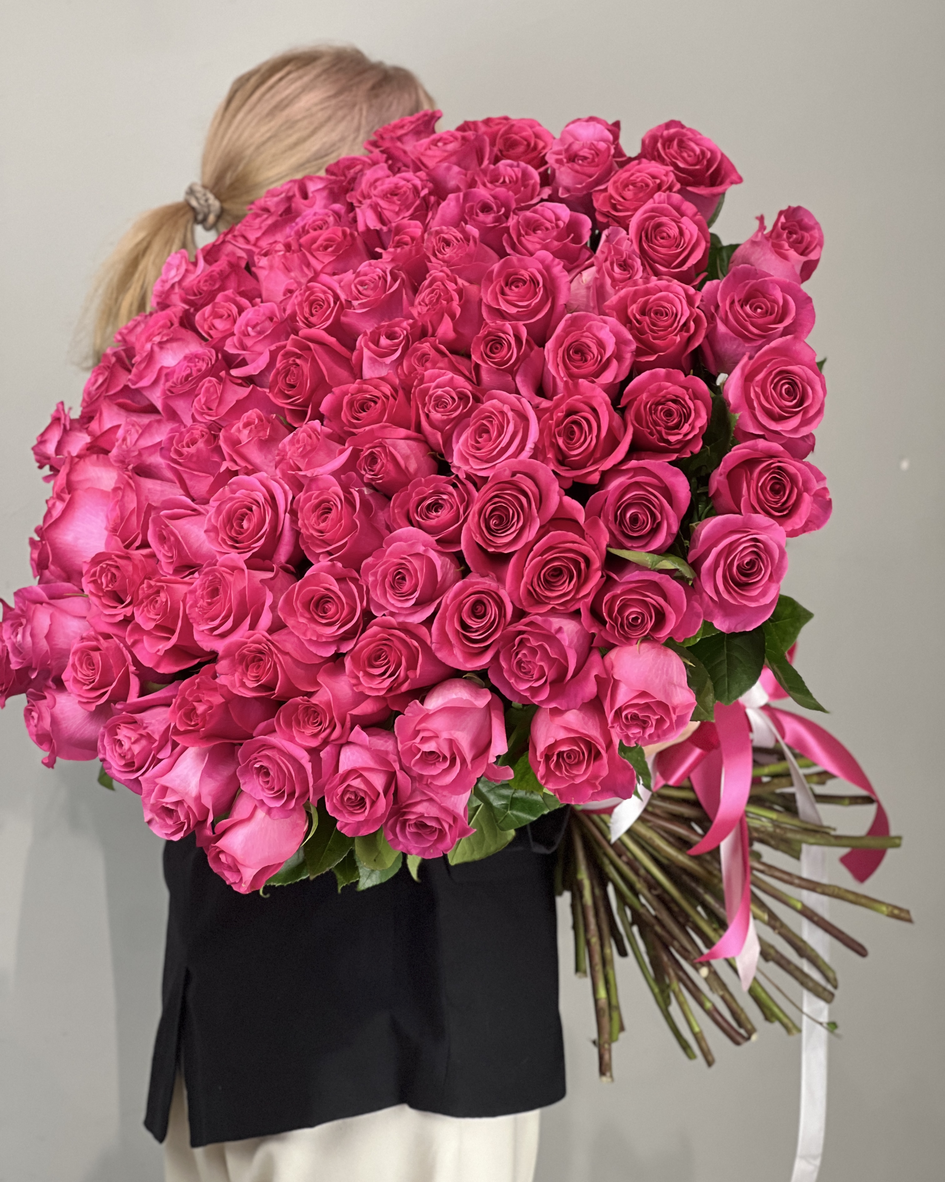 Крупный план роз Pink Floyd в руках человека