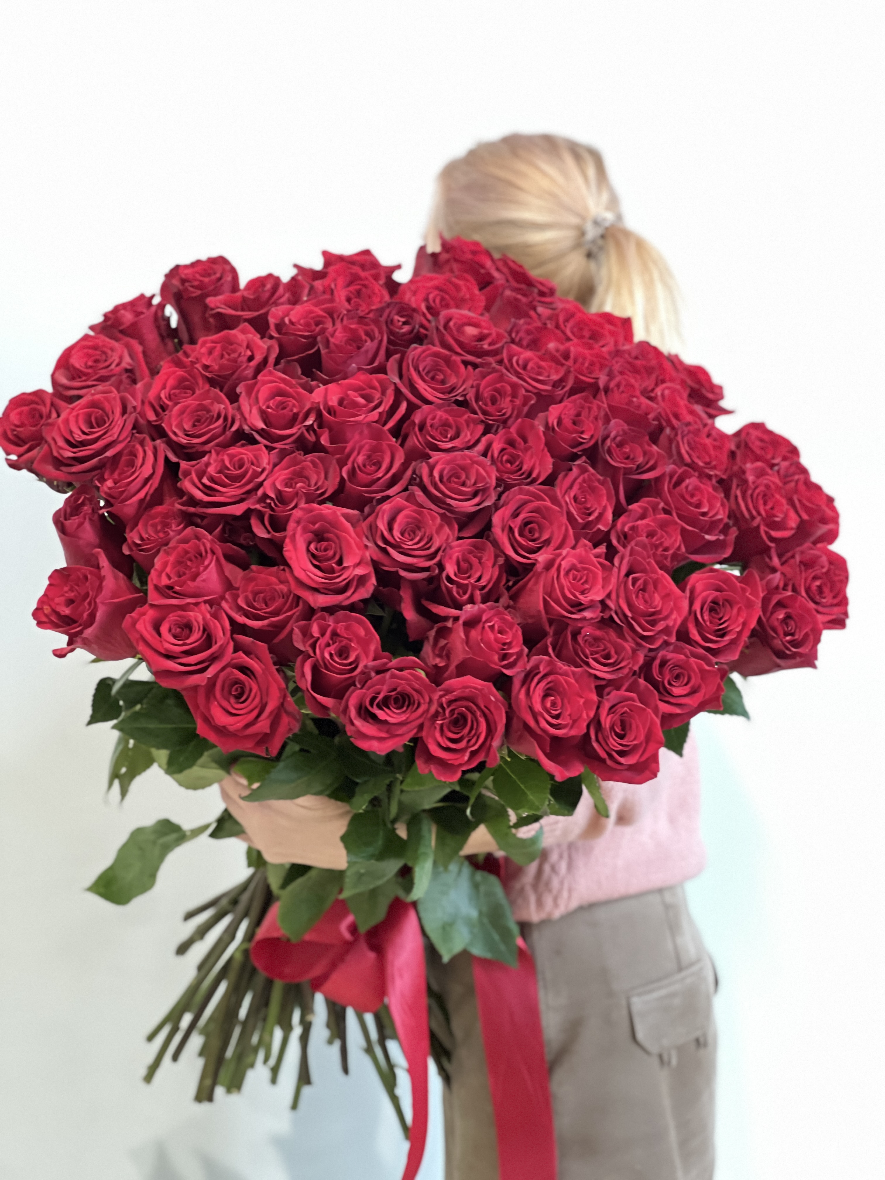75 красных роз Explorer - крупный план