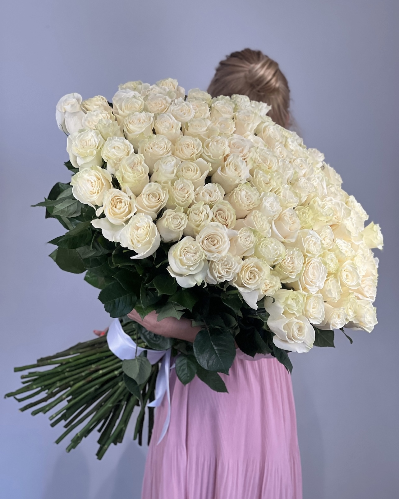 101 белая роза - крупный план