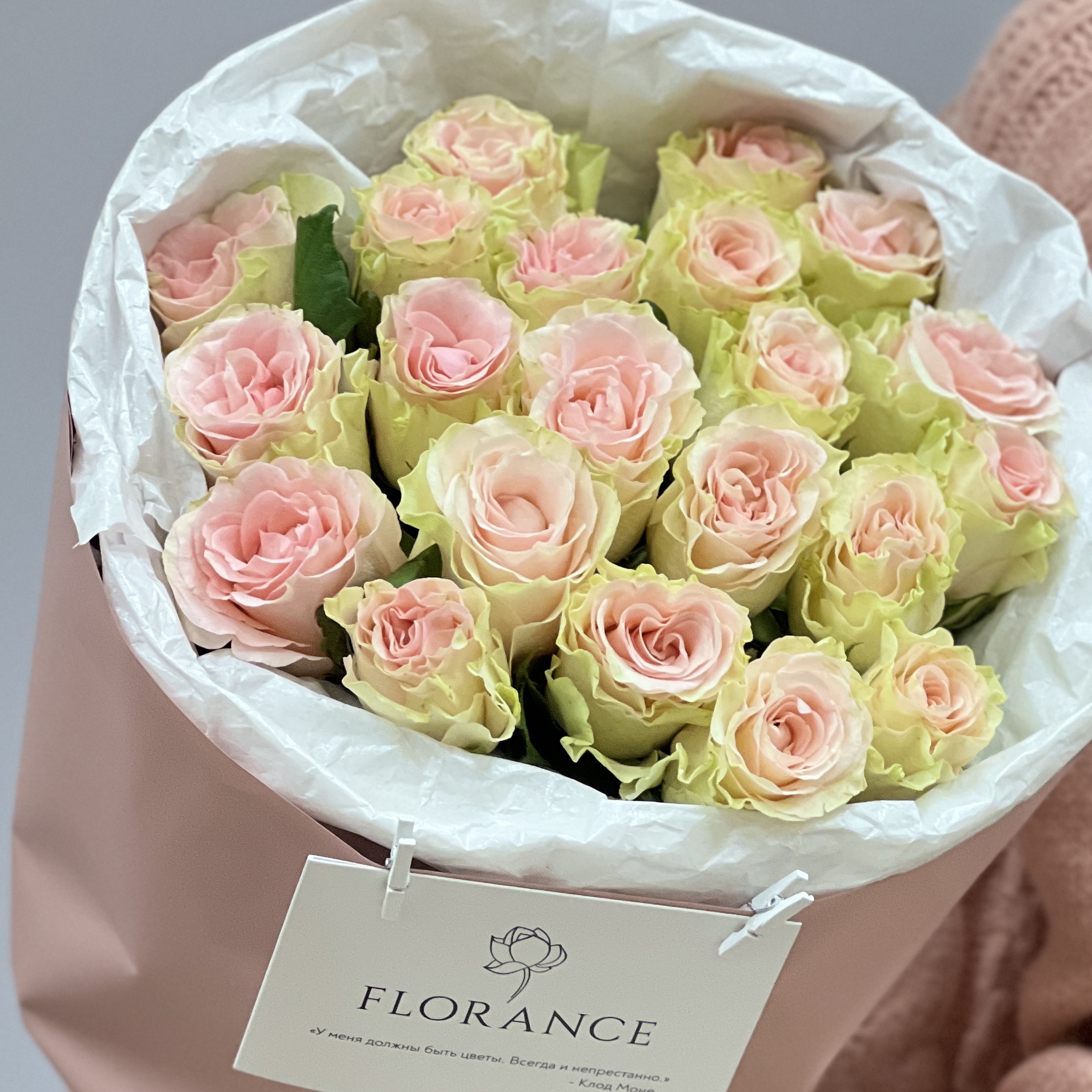 Букет розовых роз в крафт бумаге