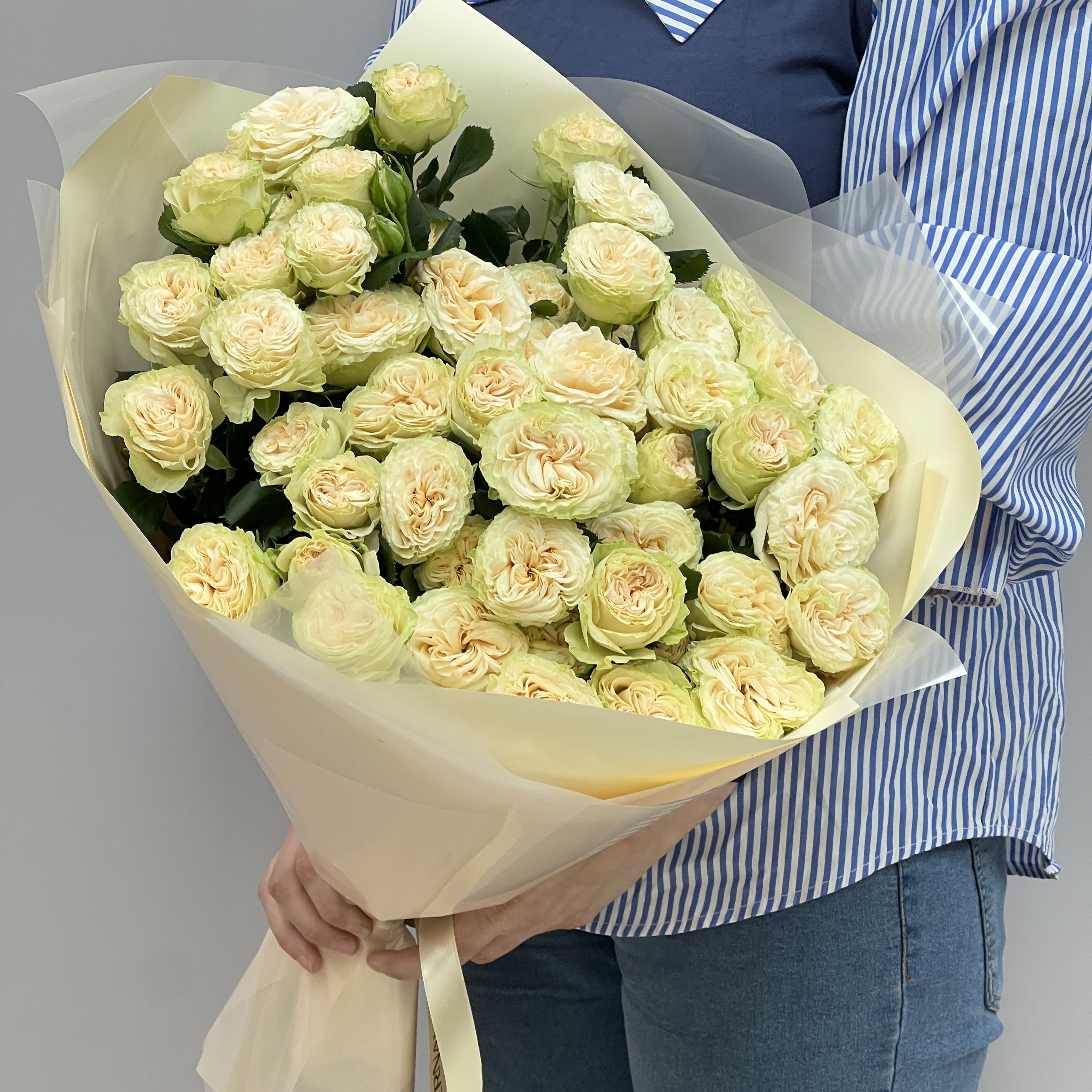 Букет из 11 пионовидных роз сорта Саммер Роуз нежного кремового цвета