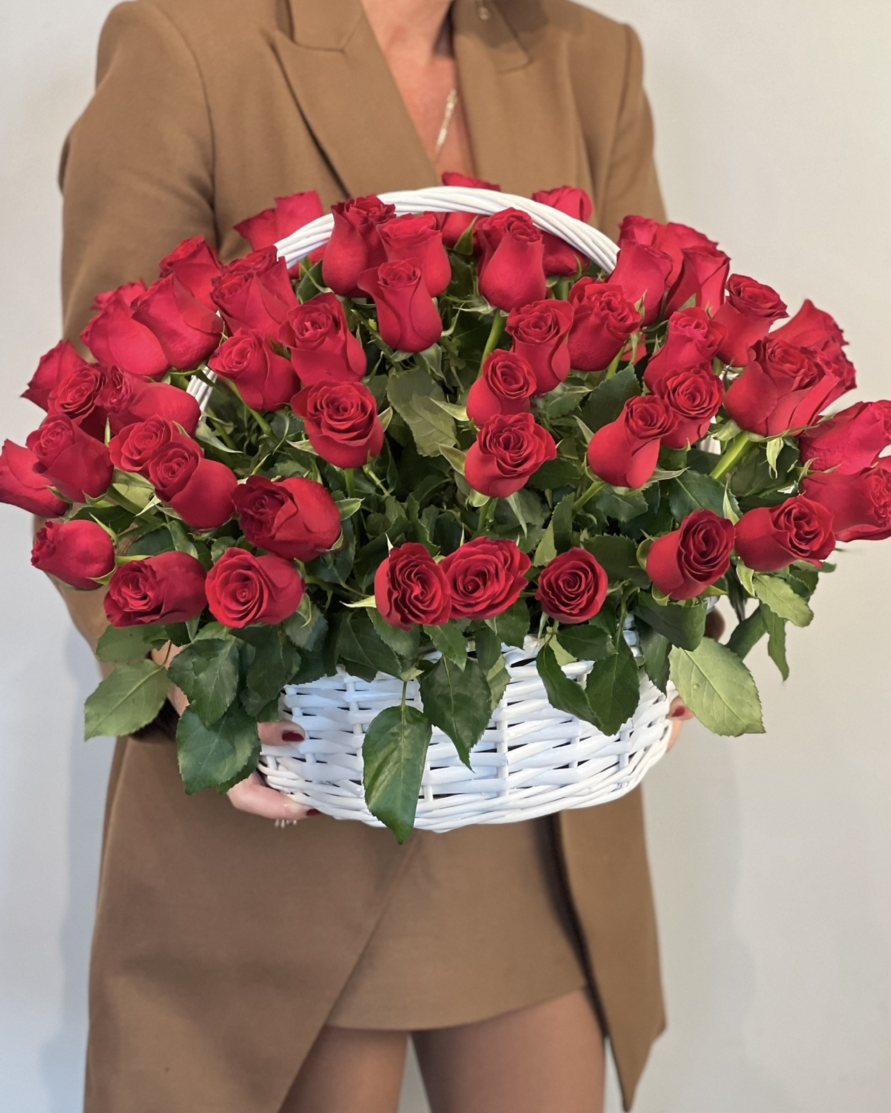 75 роз в корзине - крупный план