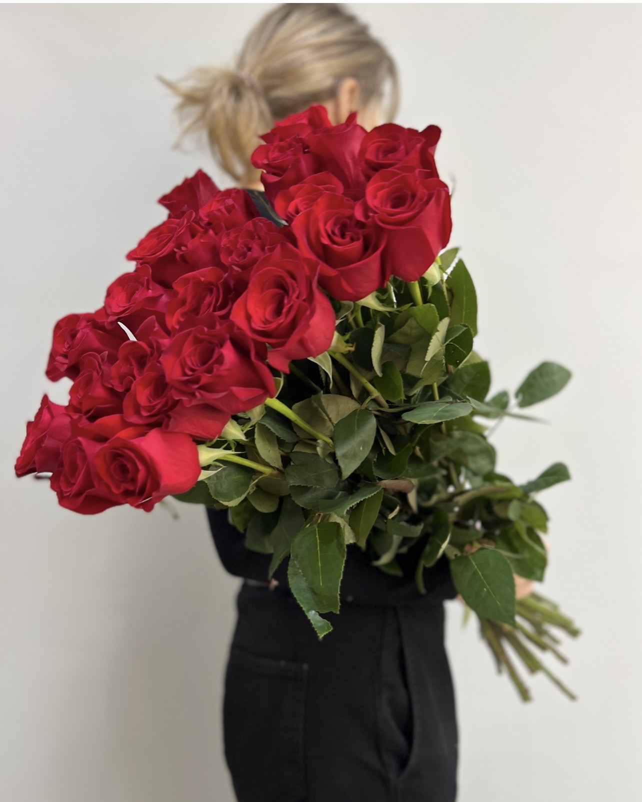 Букет 25 роз Фридом 70 см боковой вид