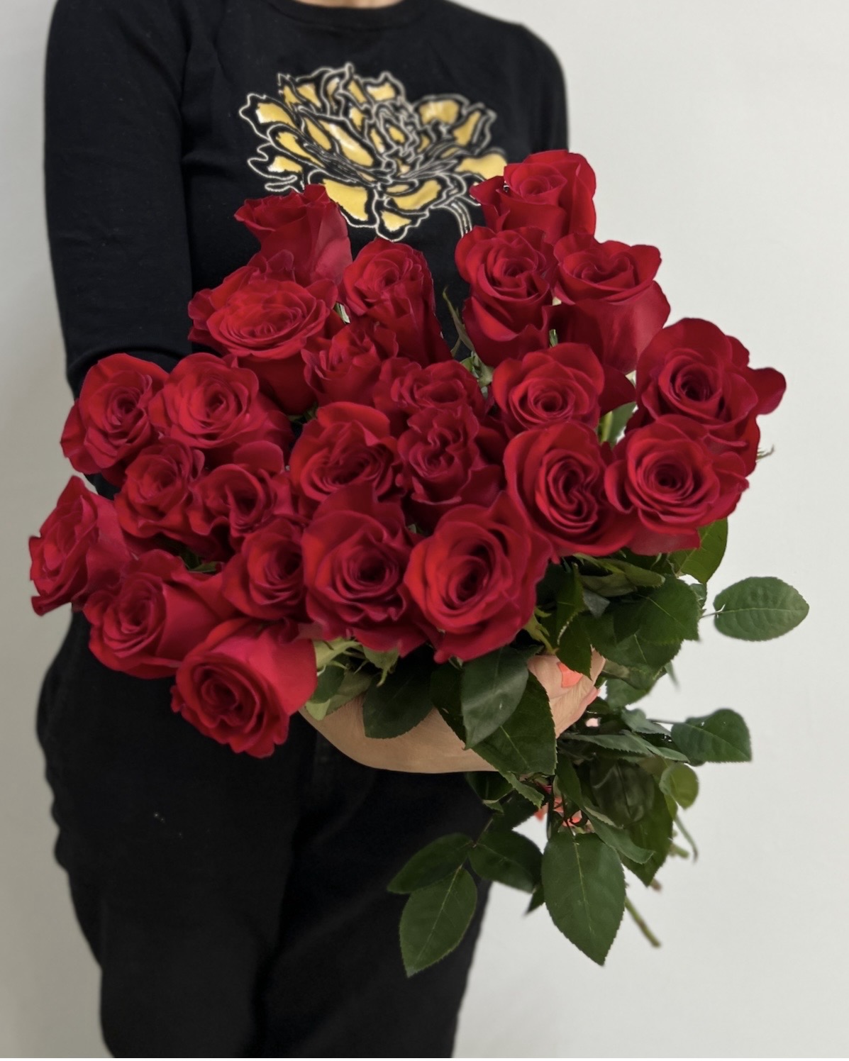 Букет 25 красных роз Фридом 70 см фронтальный вид