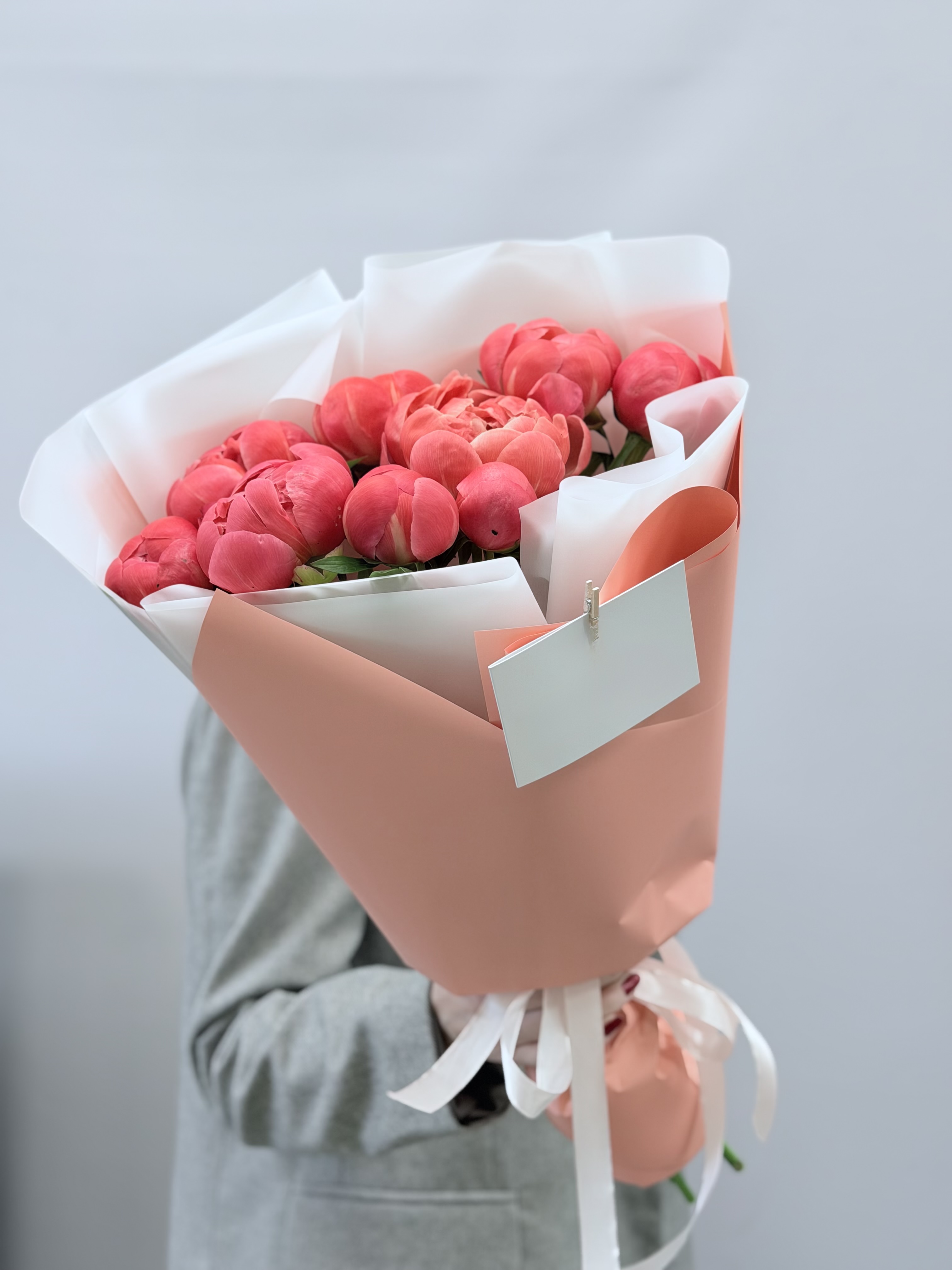 Букет 9 коралловых пионов Coral Sunset Premium в упаковке