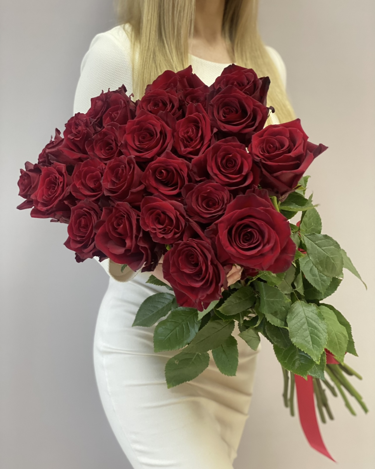 Букет бордовых роз под углом 45 градусов