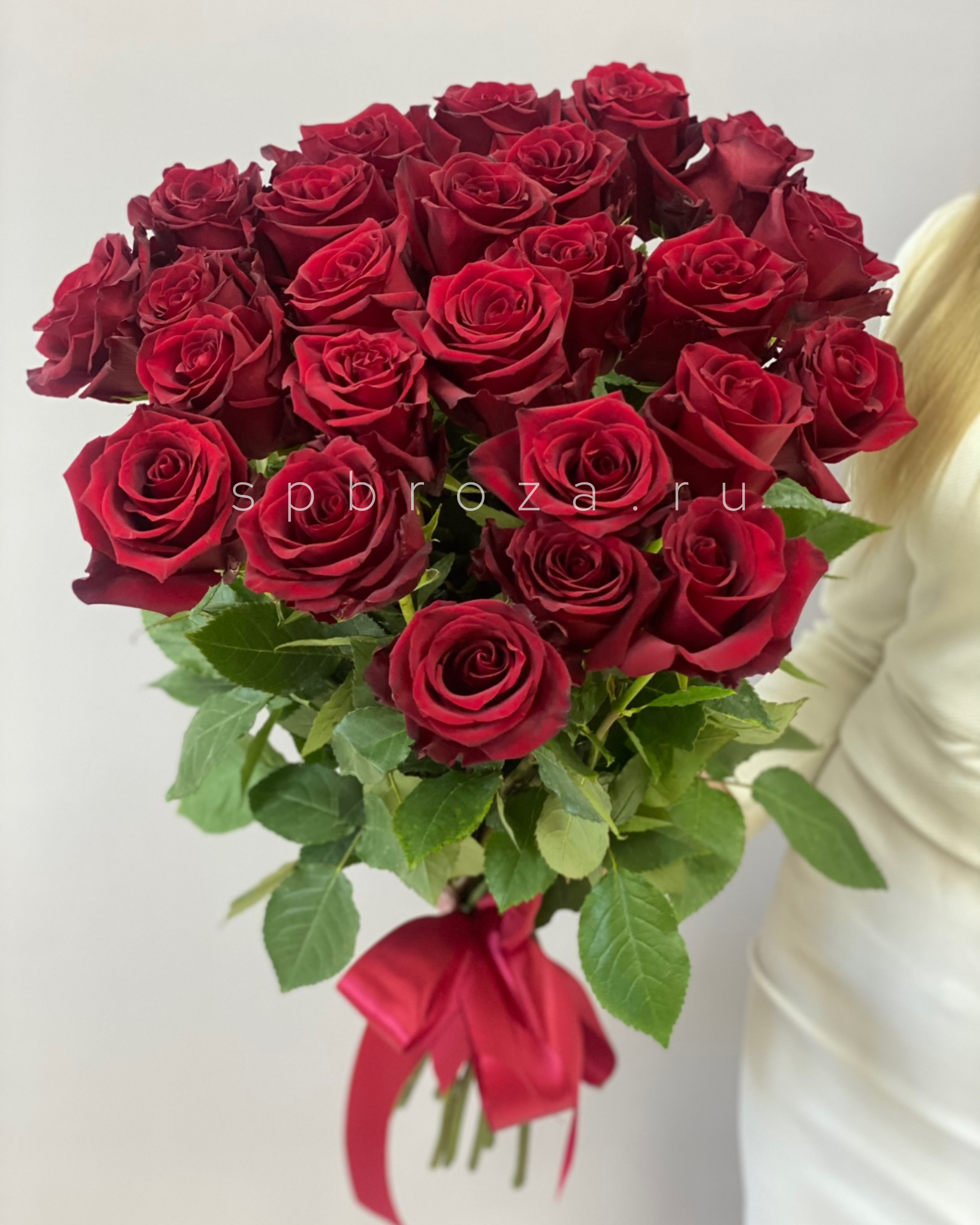 Букет бордовых роз в упаковке