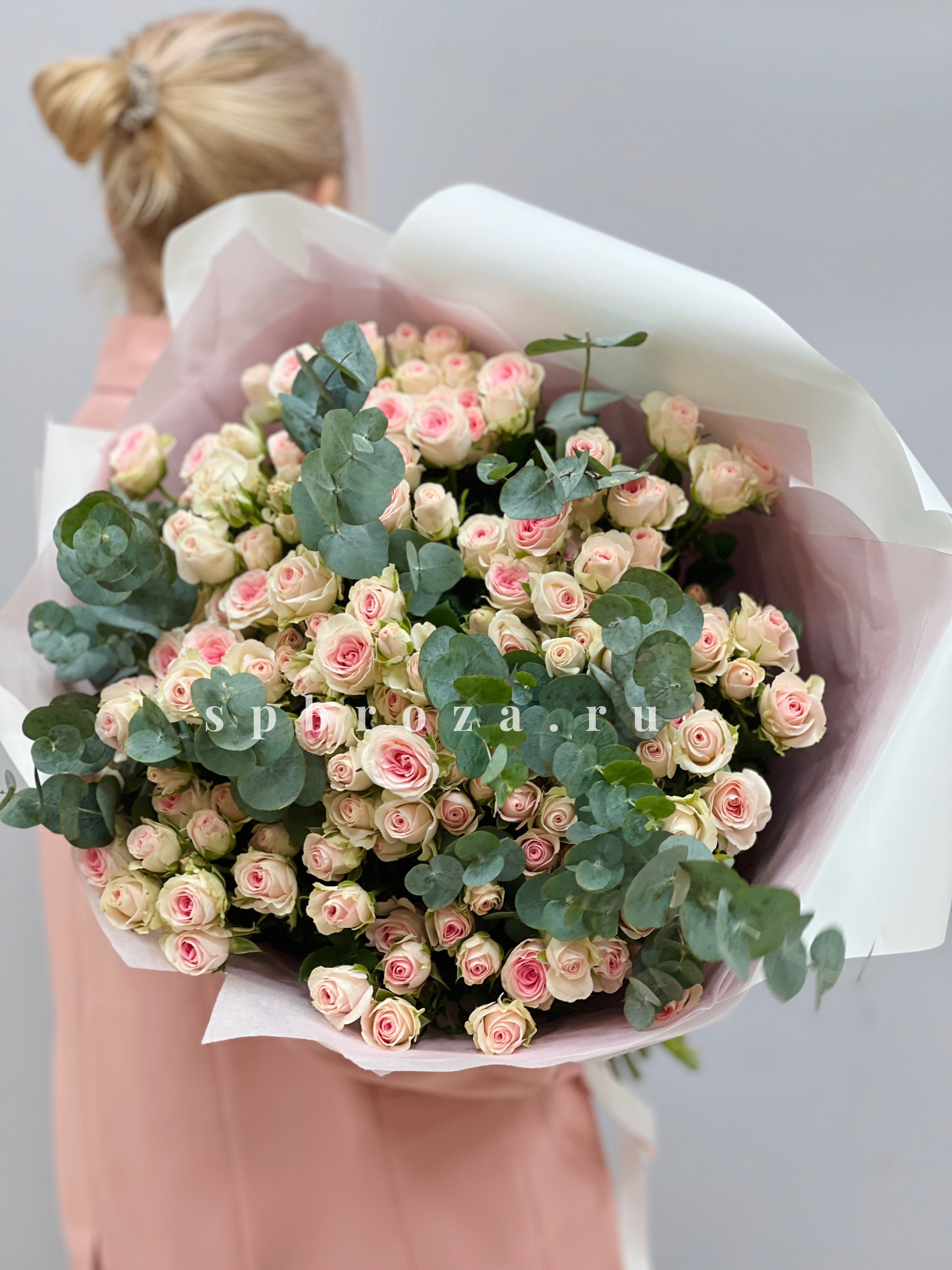 Букет 25 кустовых роз Good Mood с эвкалиптом фронтальный вид