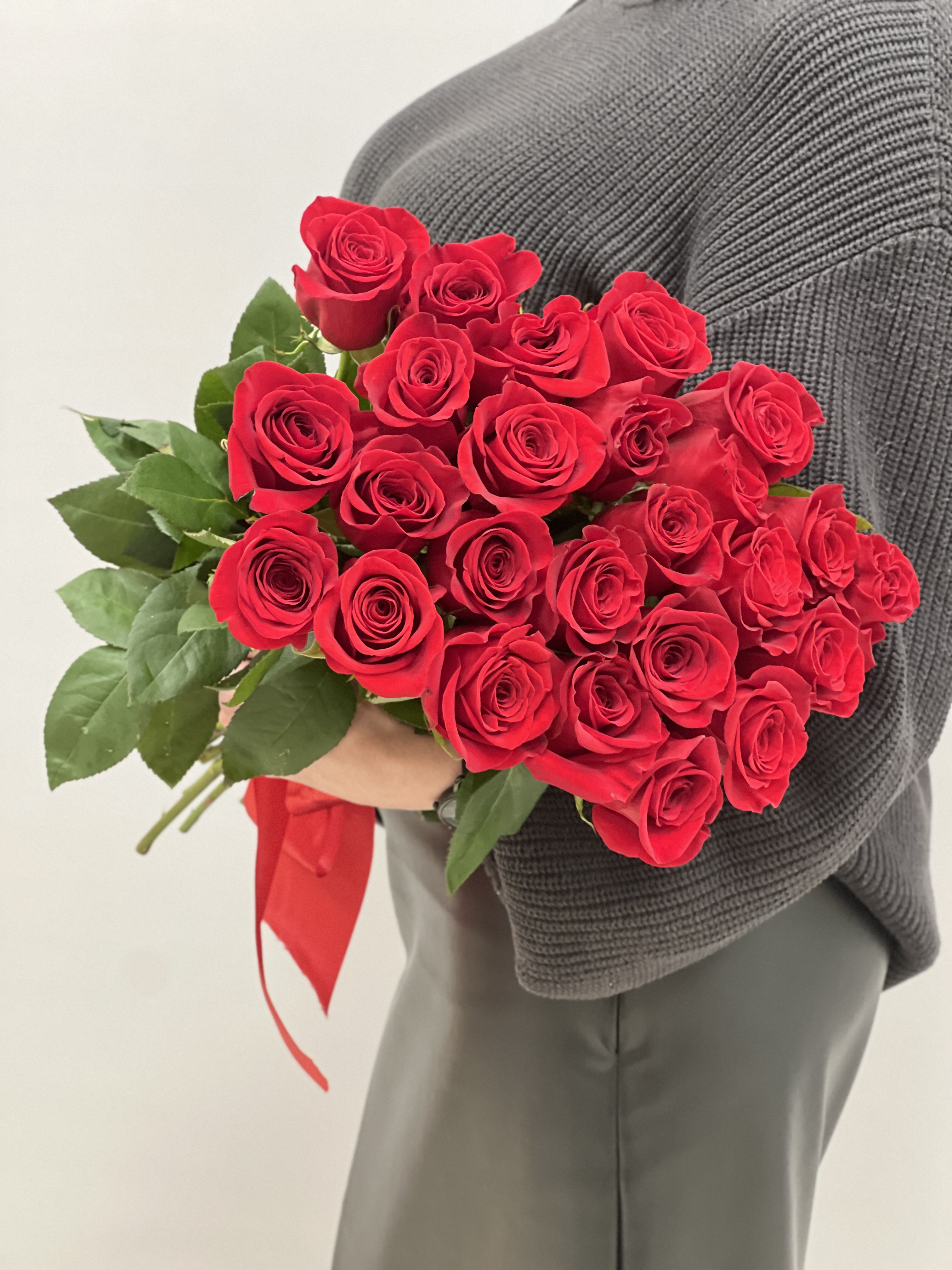 Букет 25 красных роз Freedom 60 см