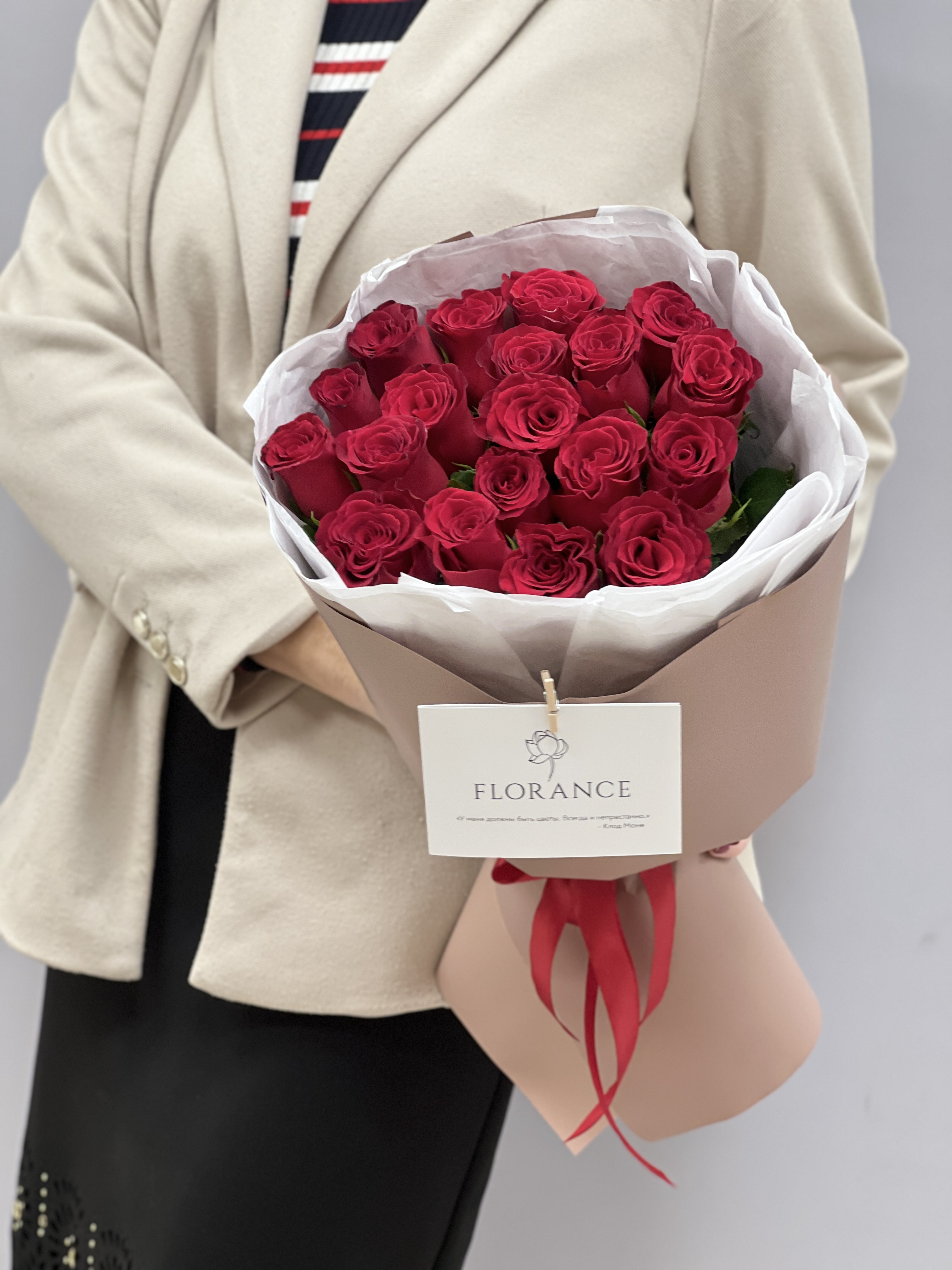 Сравнение розы One Love 40 см с обычной розой