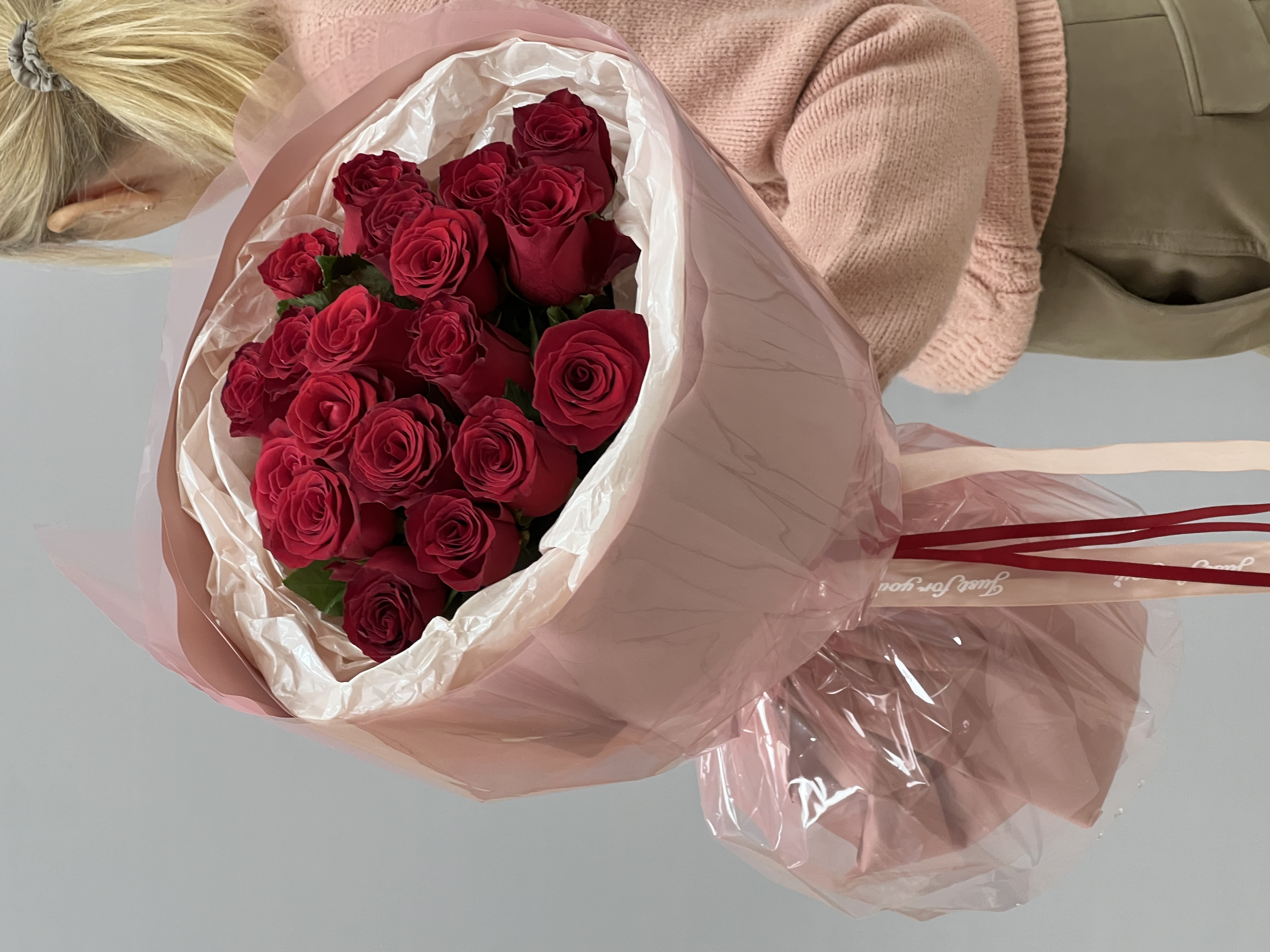 Букет из 19 красных роз Родос общий вид